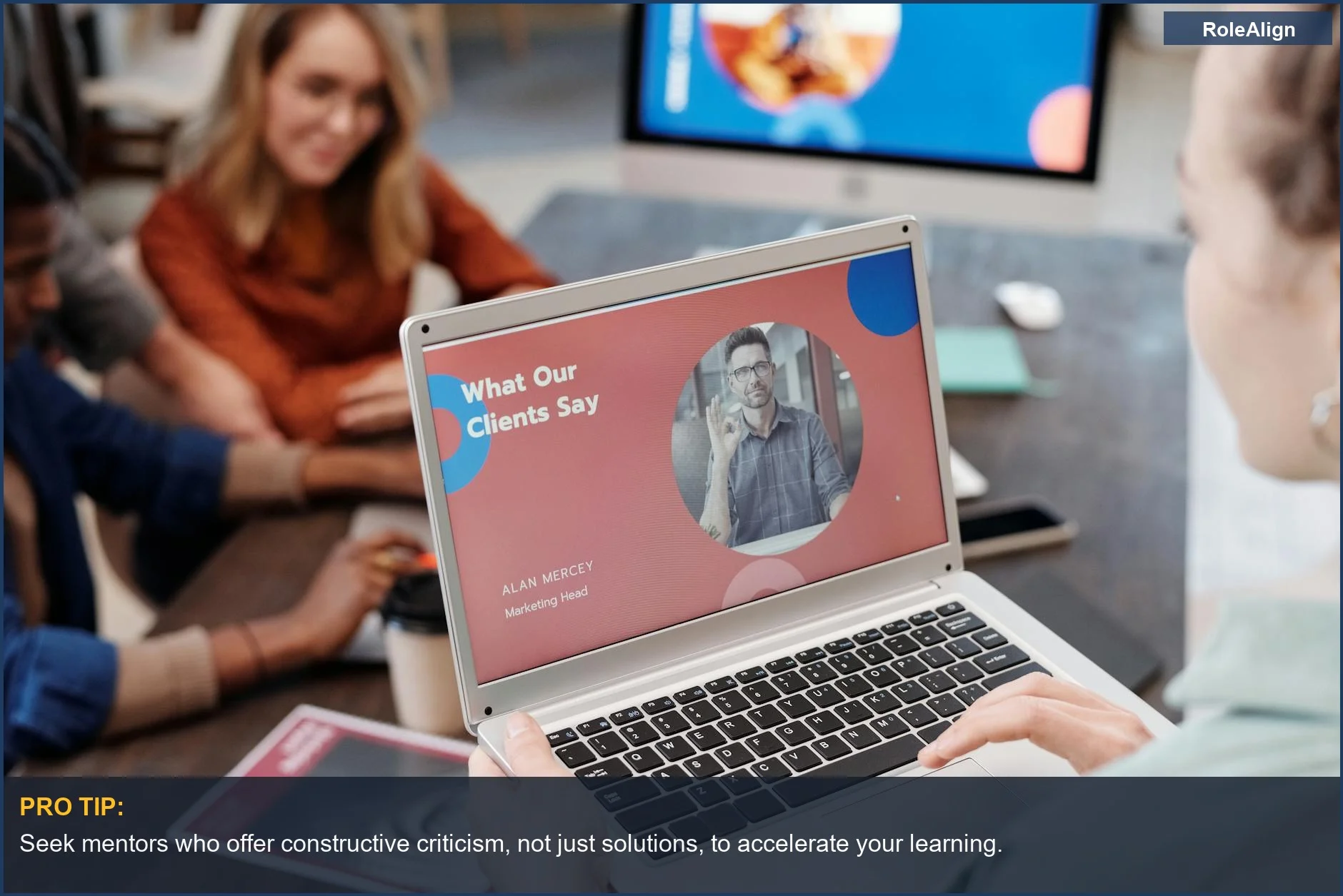 Profesionales de negocios colaborando en un proyecto, destacando la mentoría en las transiciones de carrera.