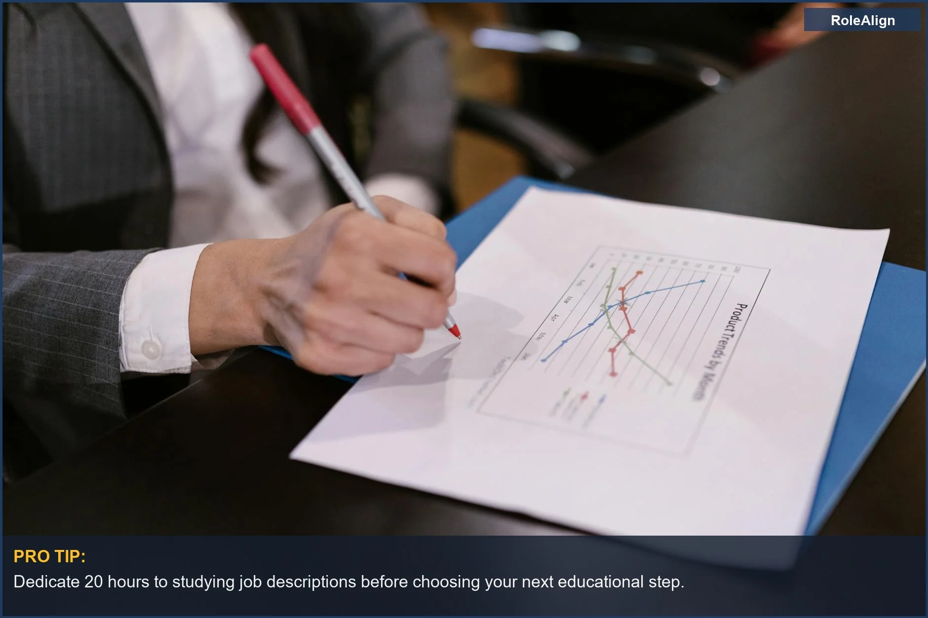 Empresaria analizando gráfico de crecimiento, demostrando decisiones basadas en datos para un cambio de carrera exitoso.