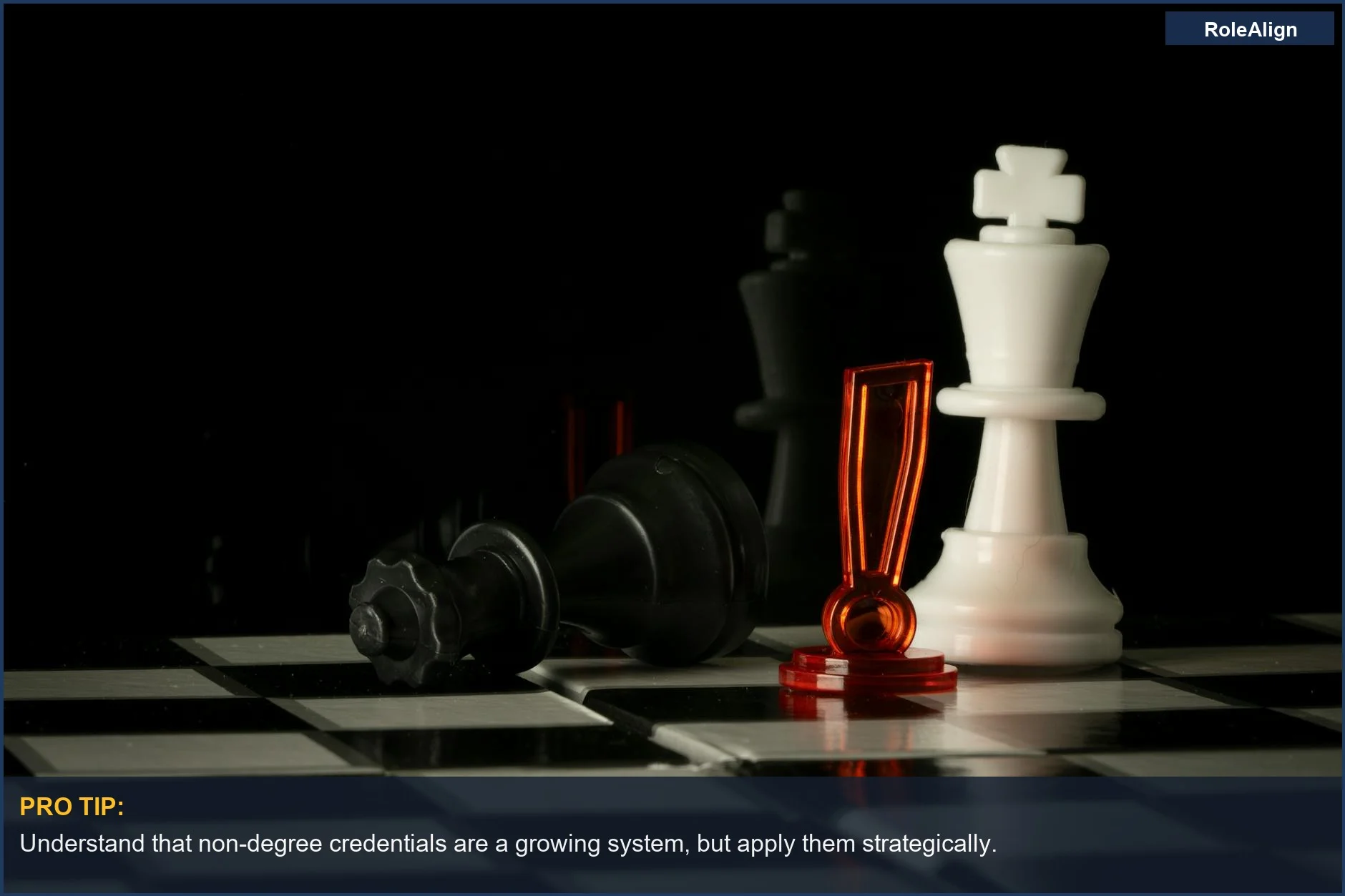 Rey negro derrotado en un tablero de ajedrez, representando un momento crucial de cambio en las trayectorias profesionales.