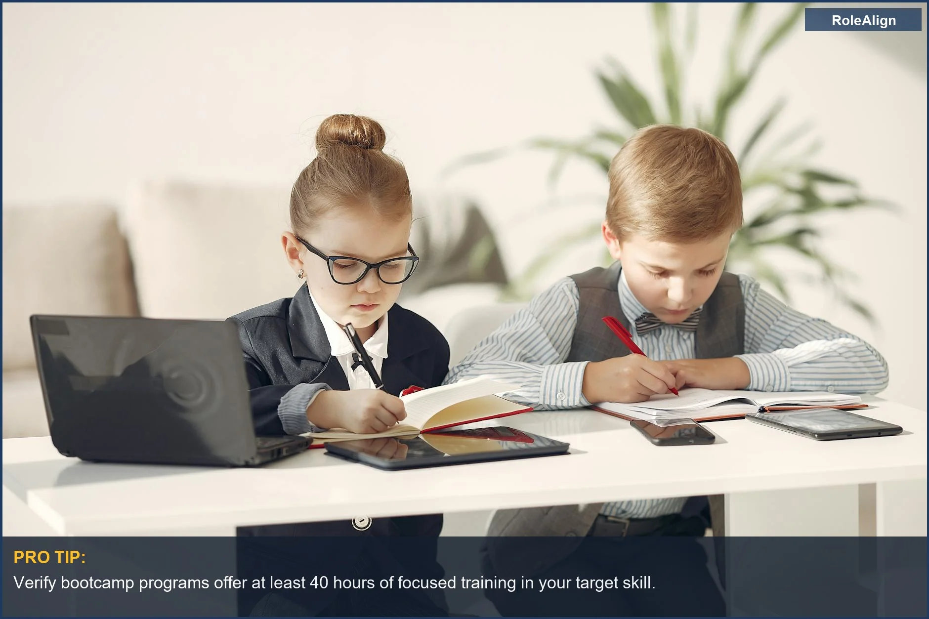 Niños planeando una startup en laptops, aprendiendo nuevas habilidades para acelerar un cambio de carrera.