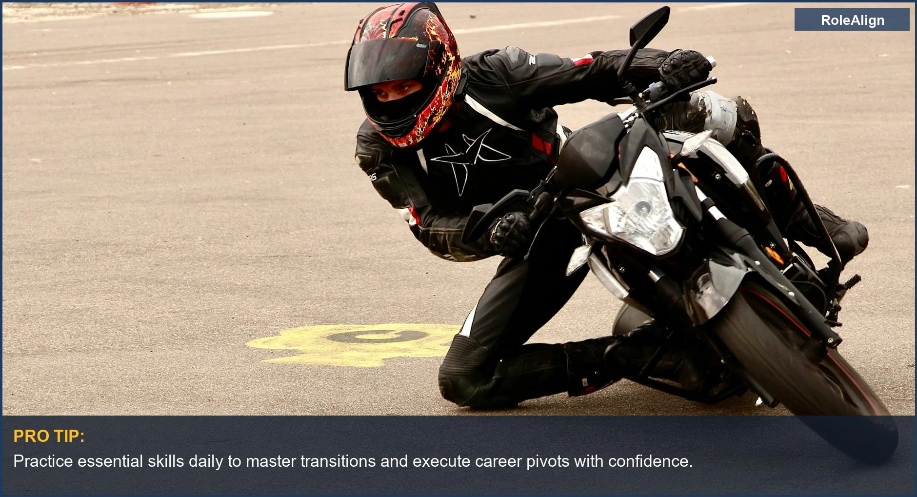 Motociclista navegando expertamente una curva cerrada, simbolizando un cambio decisivo en la trayectoria profesional.