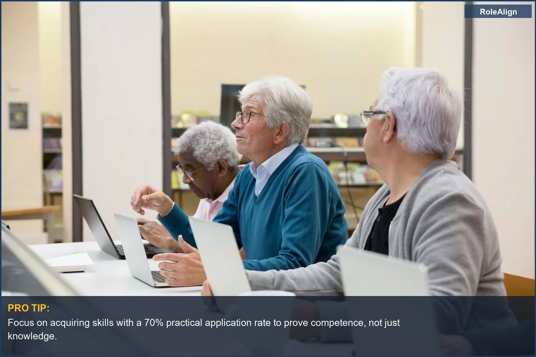 Hombres mayores aprendiendo habilidades digitales en portátiles en una clase de tecnología, demostrando la aceleración del cambio de carrera.