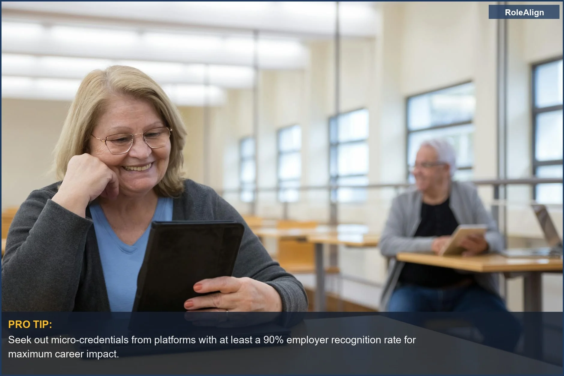 Adultos mayores dominando tabletas en un aula moderna portuguesa, destacando la validación de habilidades para cambios de carrera.