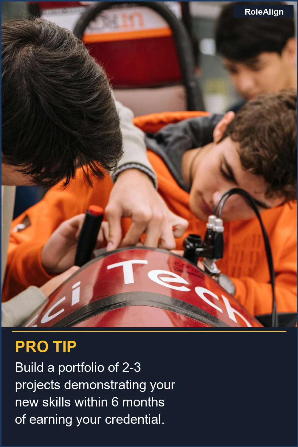 Construye un portafolio de 2-3 proyectos que demuestren tus nuevas habilidades dentro de los 6 meses posteriores a la obtención de tu credencial.