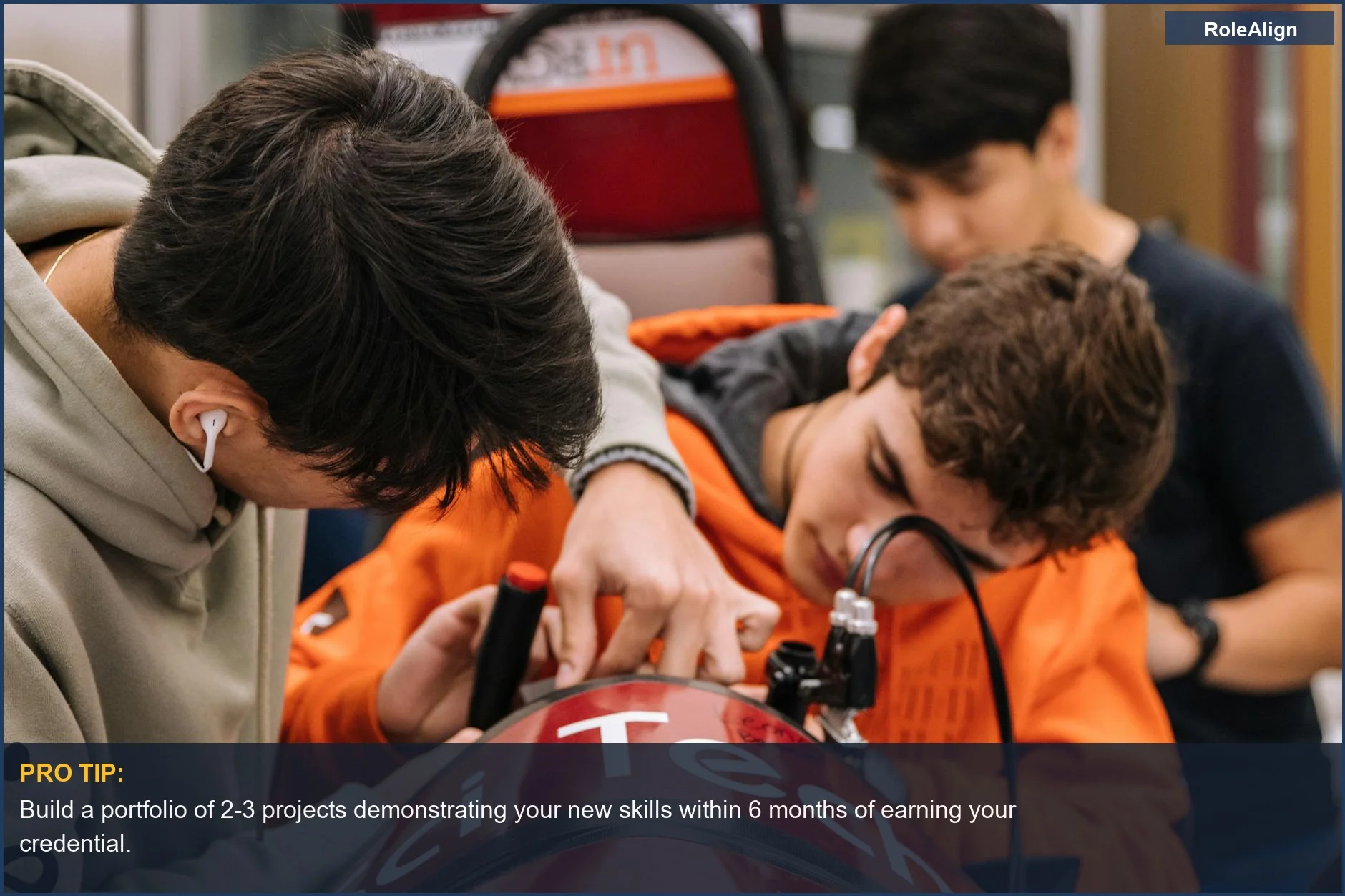 Adolescentes colaborando en un proyecto de ingeniería, enfatizando el trabajo en equipo y la innovación para futuras carreras.
