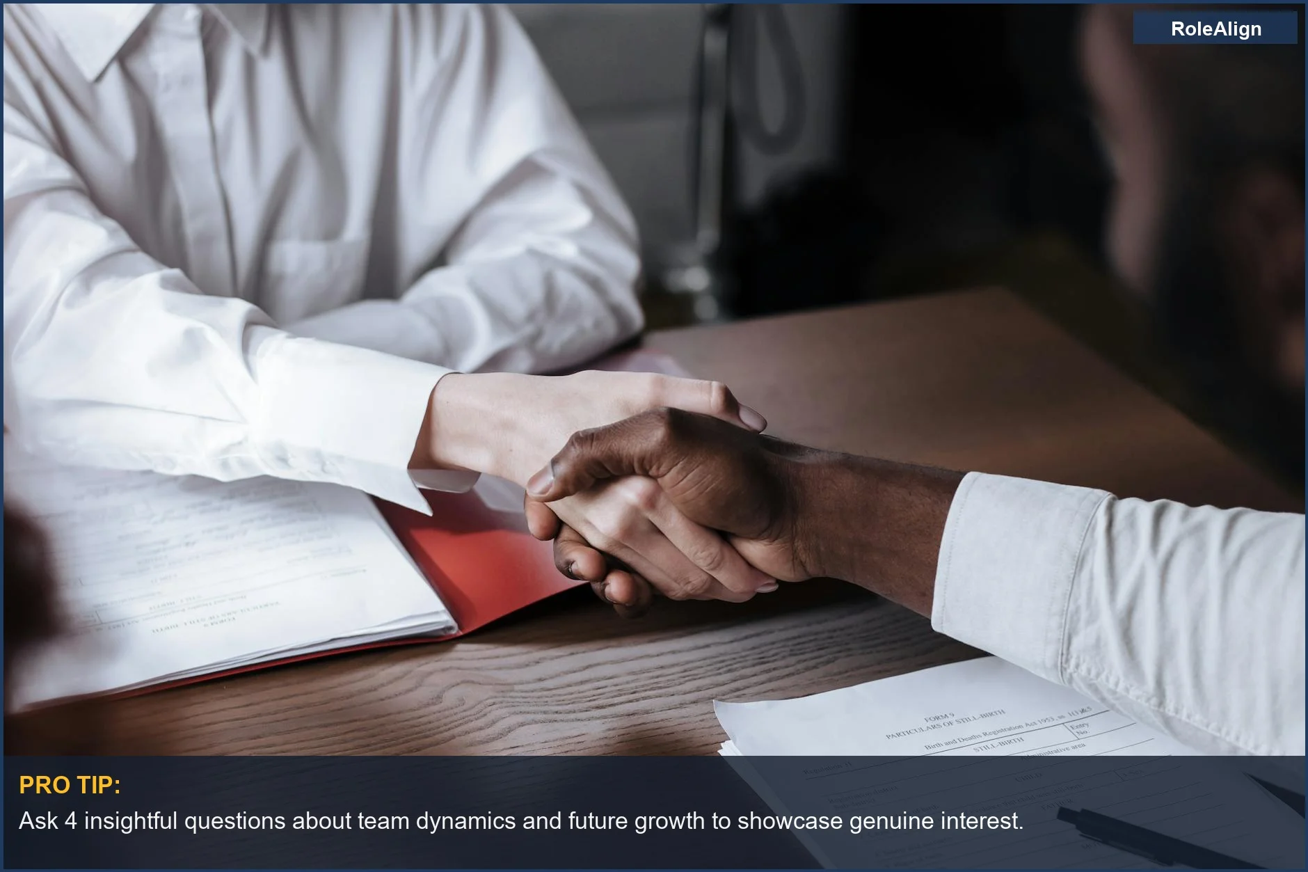 Primer plano de un apretón de manos comercial diverso, simbolizando acuerdo y las opiniones del reclutador sobre la adecuación cultural.