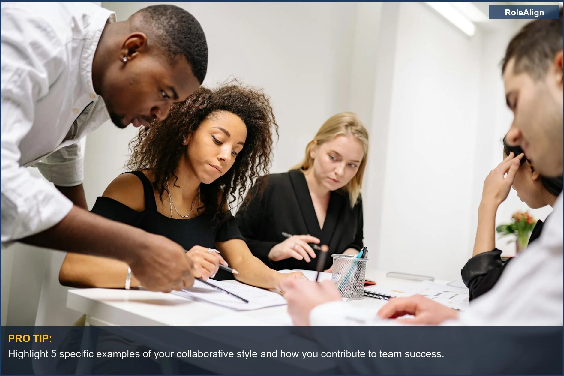 Profesionales diversos colaborando en una oficina moderna, ilustrando las ideas del reclutador sobre la adecuación cultural.