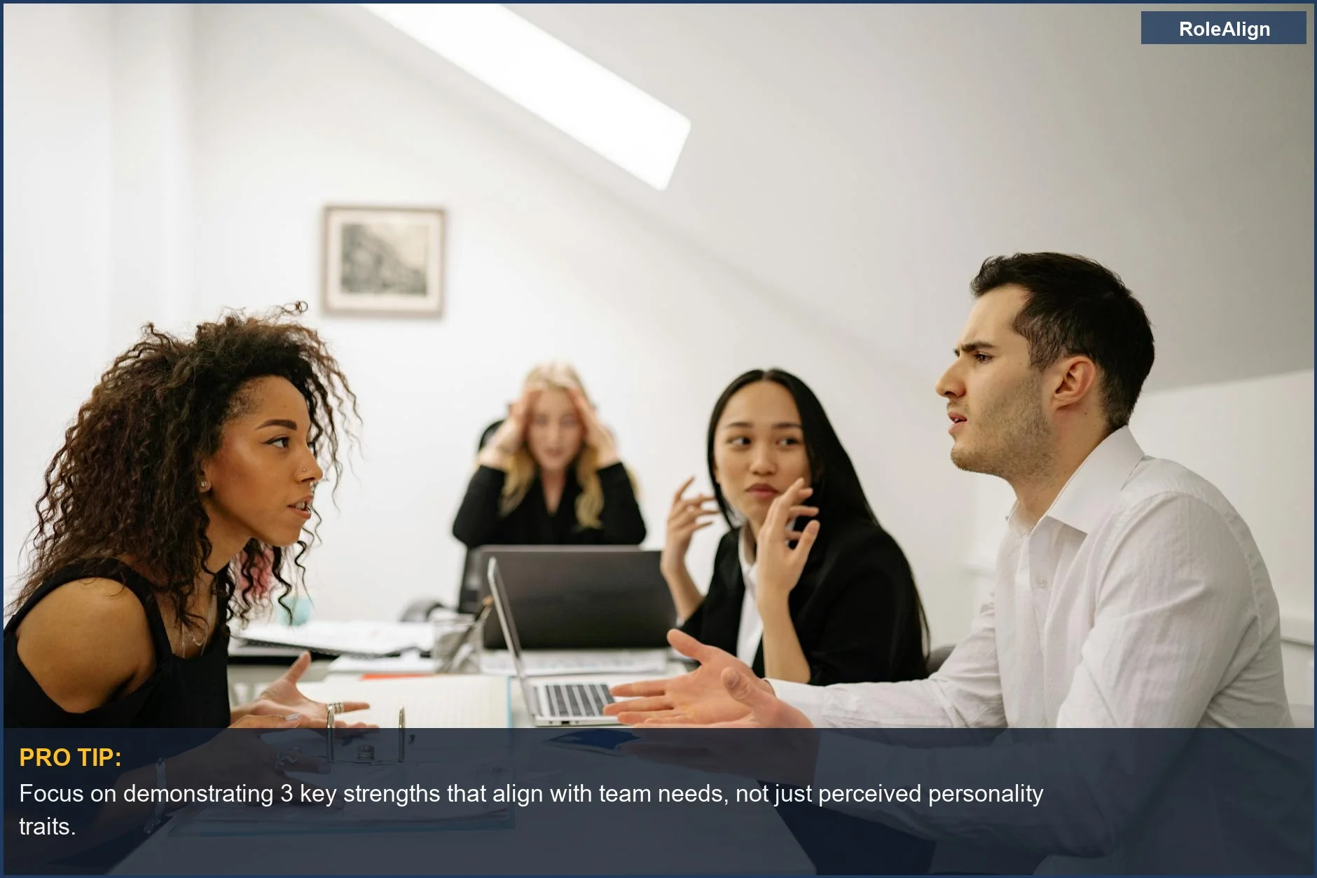 Equipo diverso en una discusión acalorada en la oficina, mostrando la verdad del reclutador sobre la adecuación cultural.