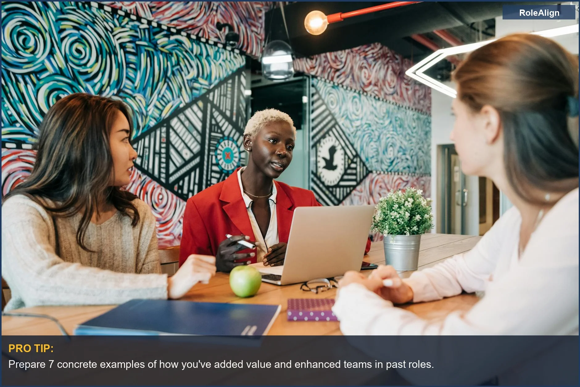 Primer plano de compañeros multirraciales pensativos discutiendo detalles del proyecto, revelando las perspectivas del reclutador sobre la adecuación cultural.