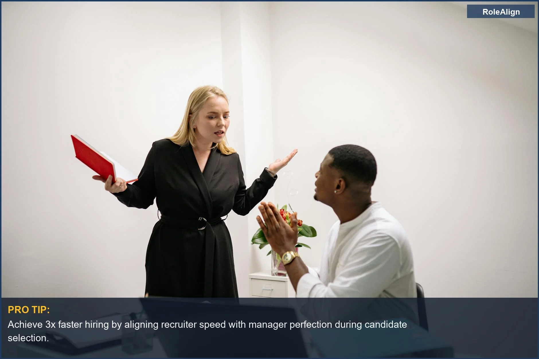 Colegas diversos en una discusión animada de oficina, ilustrando las dinámicas de reclutador y gerente de contratación.