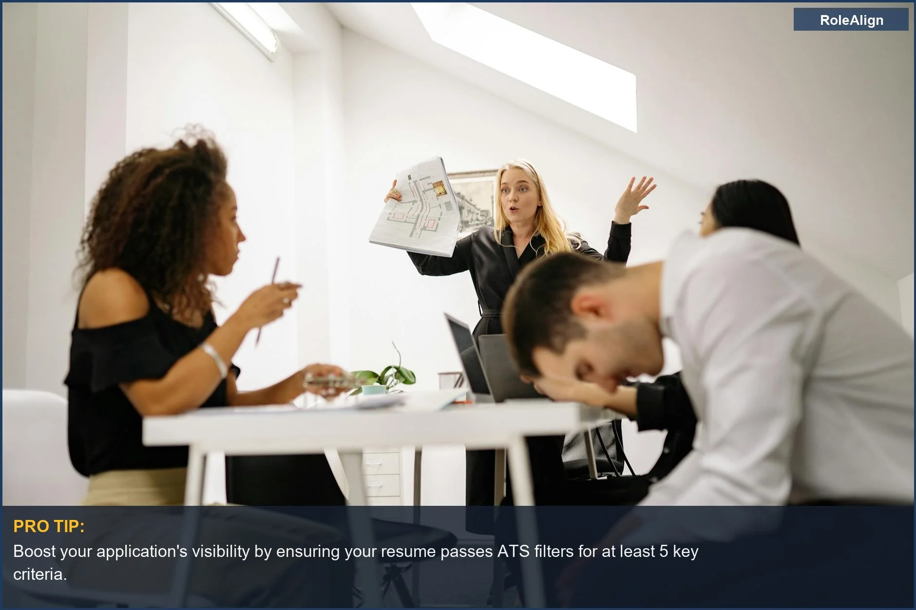 Equipo experimentando estrés en una reunión de oficina acalorada, reflejando las presiones del gerente de contratación y el reclutador.