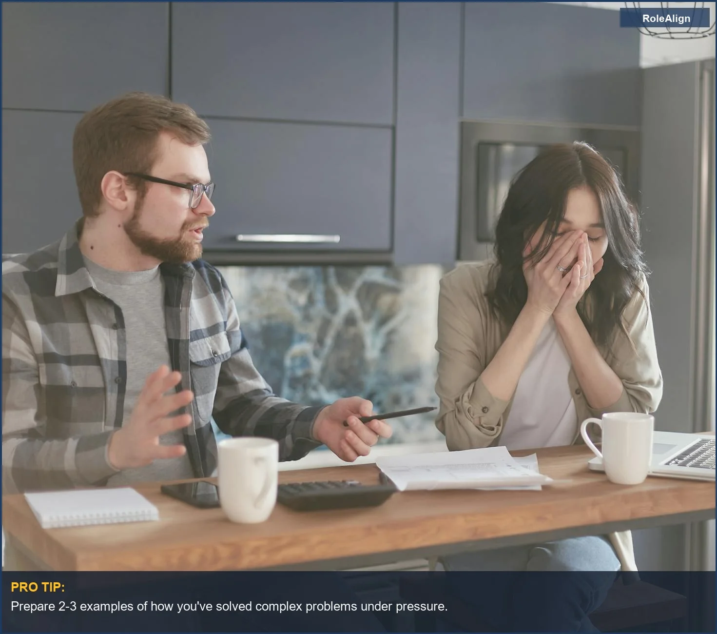 Pareja estresada por las finanzas, ilustrando la necesidad de habilidades de resolución de problemas más allá de las descripciones de trabajo.