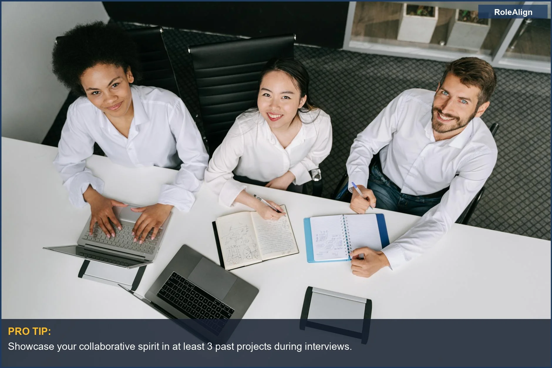 Profesionales colaborando en una reunión, demostrando el trabajo en equipo como un requisito laboral no escrito crucial.