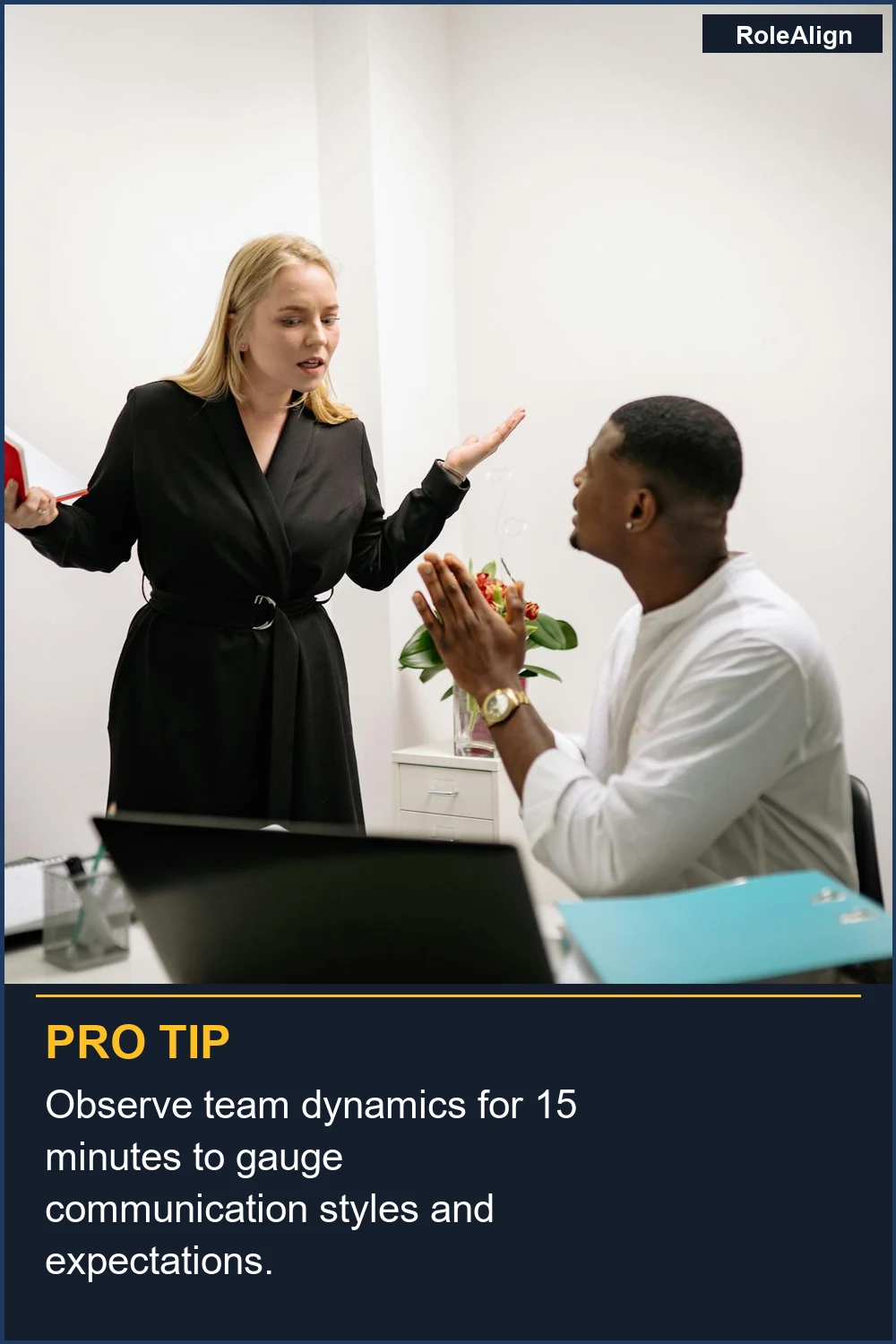 Observa la dinámica del equipo durante 15 minutos para evaluar los estilos y expectativas de comunicación.