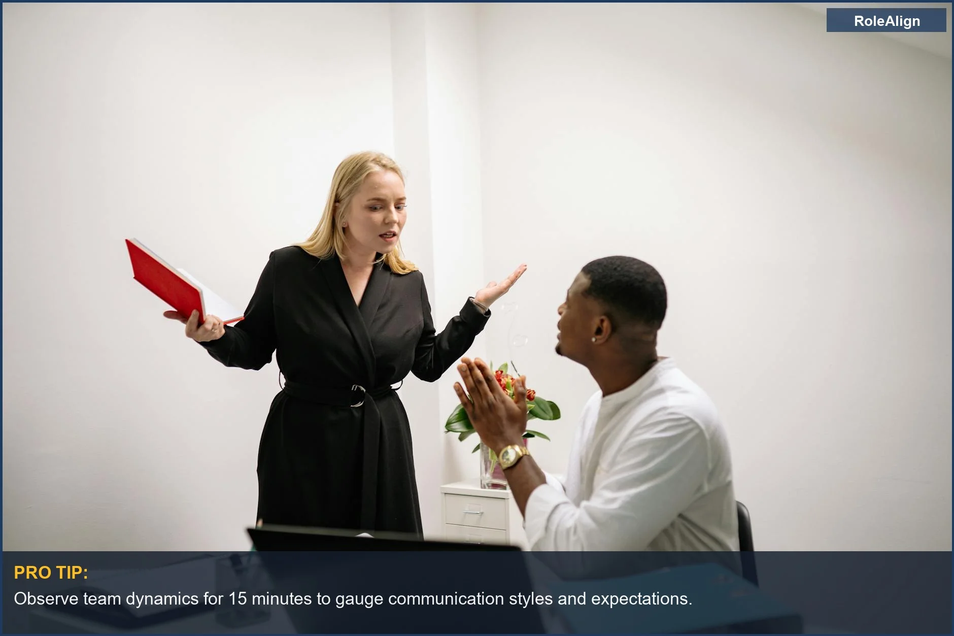 Colegas diversos en una animada discusión de oficina, revelando requisitos de comunicación no escritos para el éxito laboral.