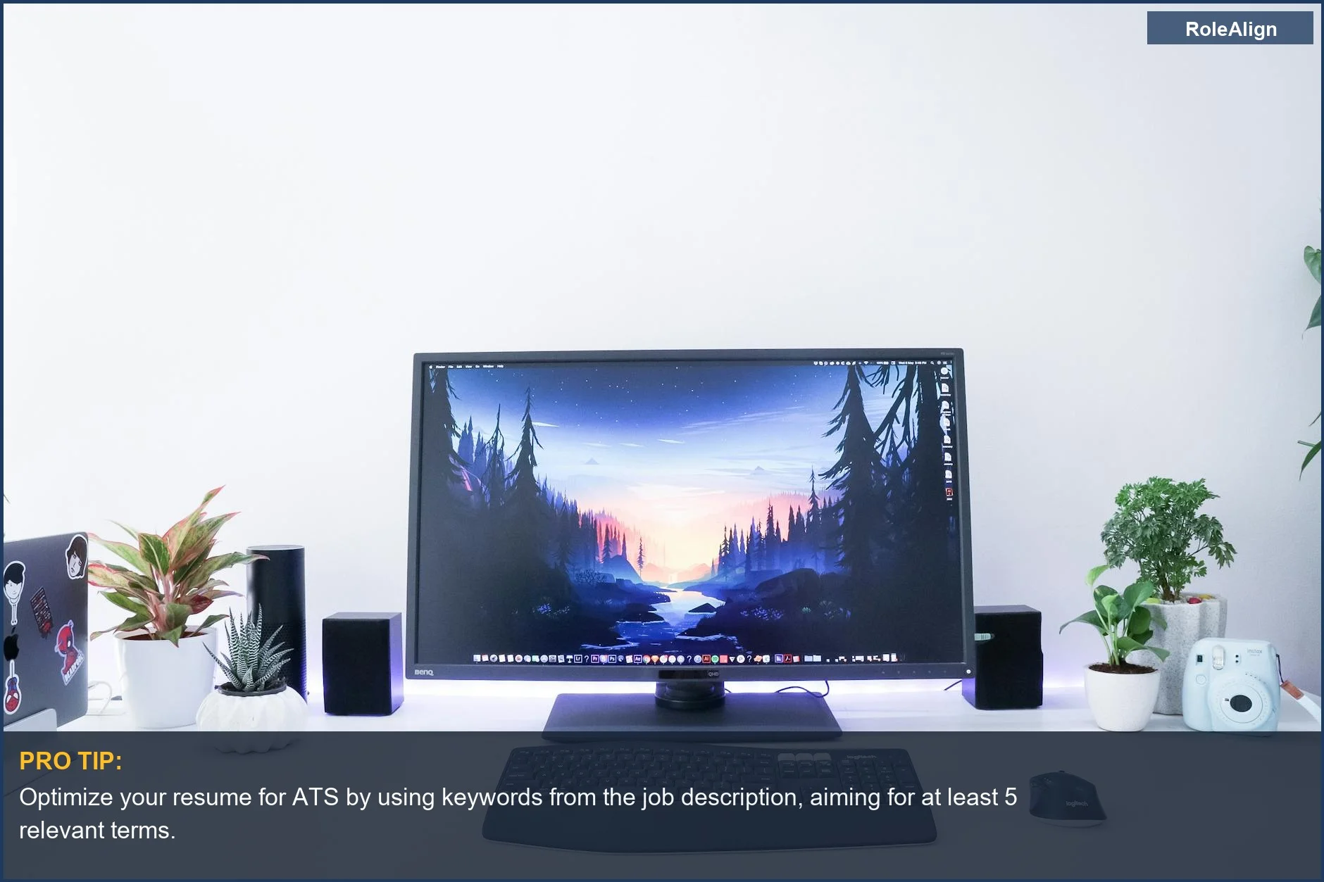 Configuración de escritorio moderna con monitor de computadora y plantas, ilustrando las etapas iniciales del proceso de revisión de solicitudes de empleo.