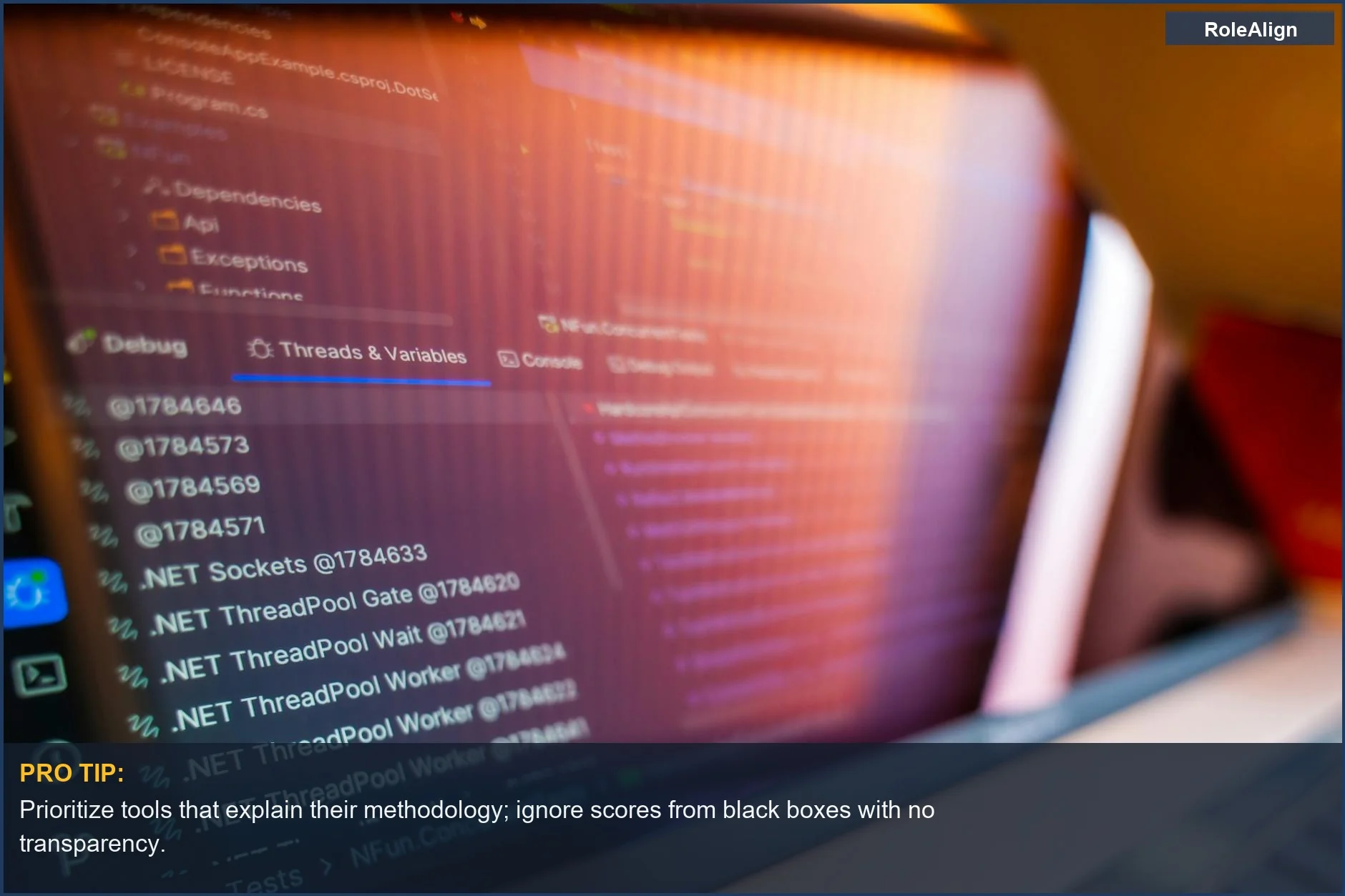 La pantalla de la computadora muestra código e información de depuración, representando el lado técnico del análisis de currículum con IA.