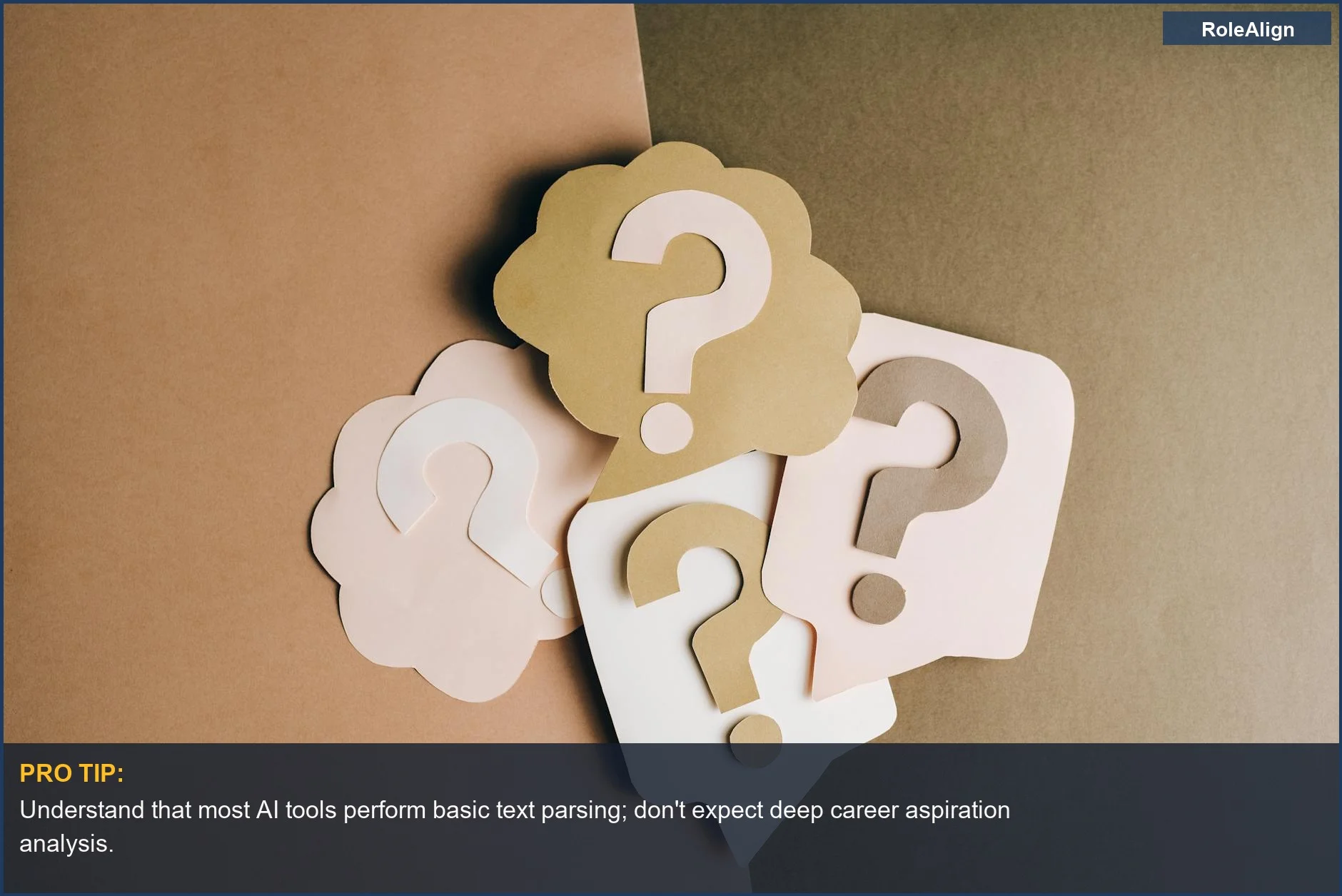 Recortes de signos de interrogación que simbolizan la confusión en torno a los desacuerdos de las herramientas de currículum con IA.