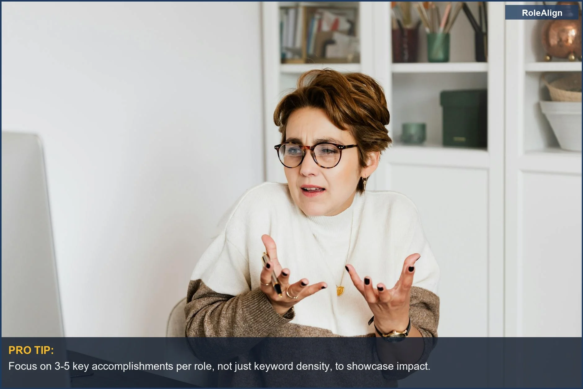 Mujer de mediana edad en videollamada, discutiendo la optimización de currículum con IA y consejos contradictorios.