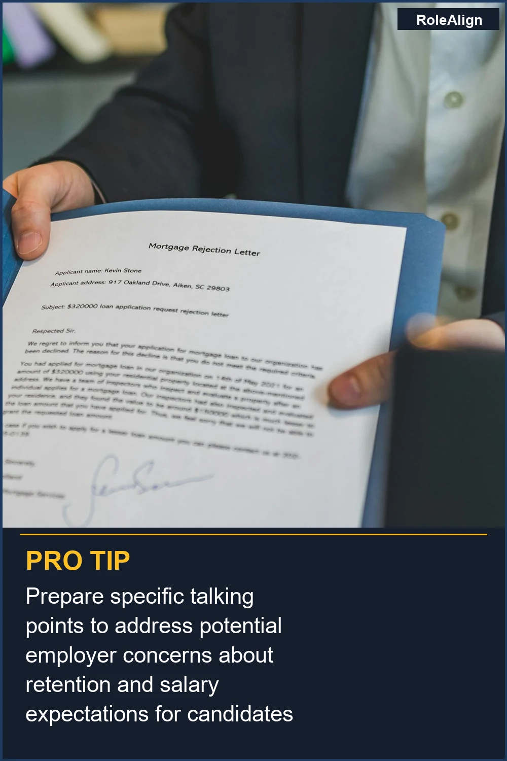 Prepara puntos de conversación específicos para abordar las posibles preocupaciones del empleador sobre la retención y las expectativas salariales para candidatos considerados sobrecualificados.