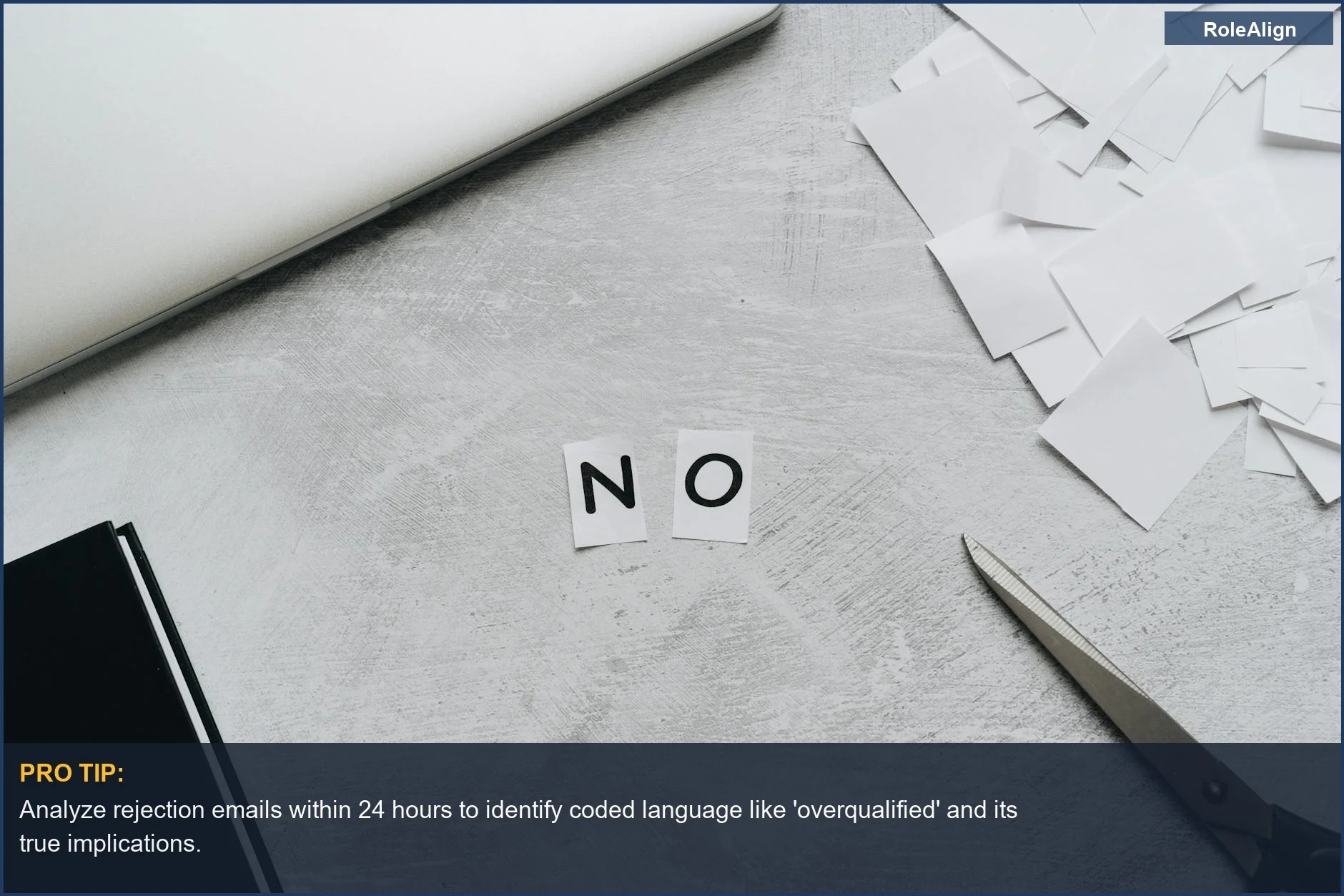 Cuadrados de papel esparcidos formando un símbolo de 'NO', representando el rechazo laboral y el significado de estar sobrecualificado para un puesto.