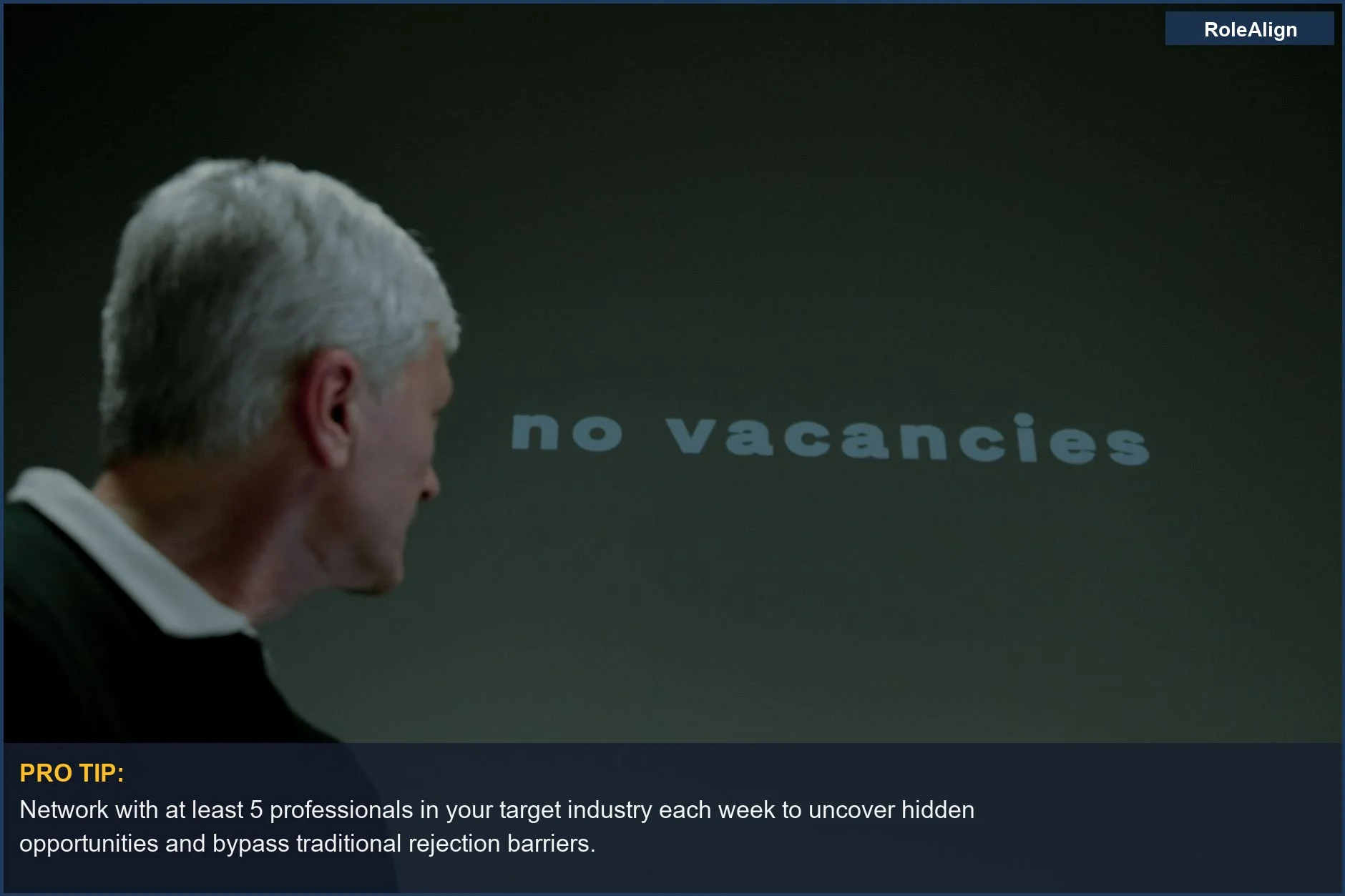 Hombre mayor observando un cartel de 'no hay vacantes', ilustrando el desafío de encontrar un puesto cuando se le considera demasiado mayor para el trabajo.