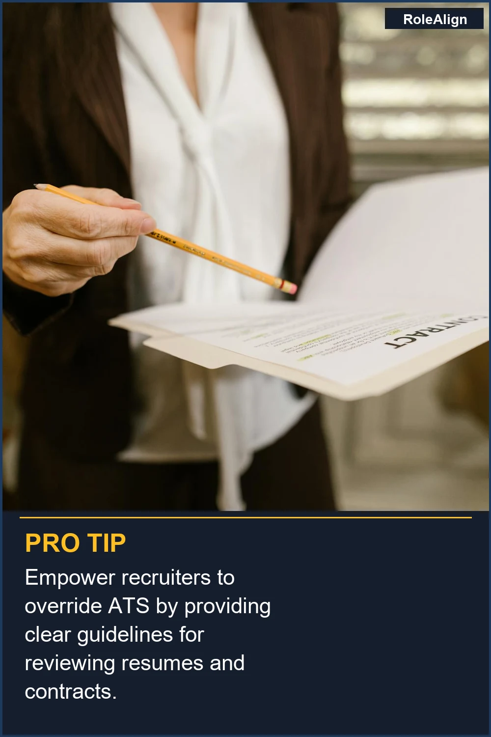 Capacita a los reclutadores para anular el ATS proporcionando pautas claras para revisar currículums y contratos.