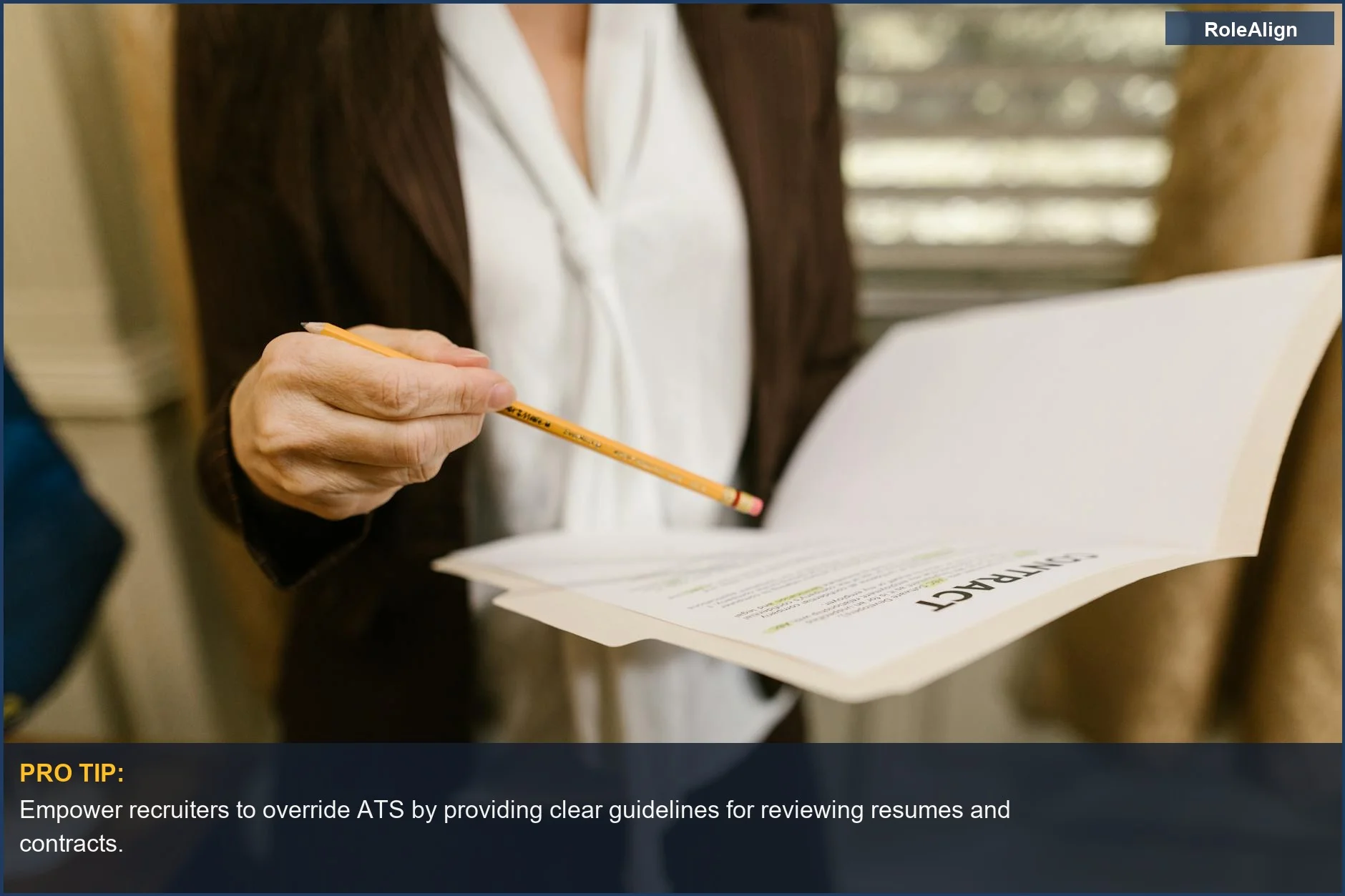 Una empresaria con un contrato y un lápiz resalta el elemento humano en el reclutamiento al anular el ATS.