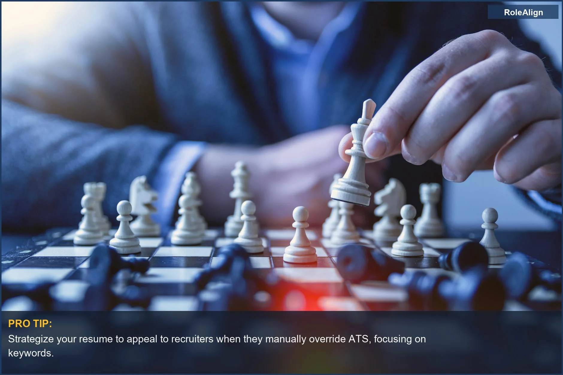 Primer plano de una mano haciendo un movimiento de ajedrez en un tablero ilustra el pensamiento estratégico detrás de la anulación manual del ATS.
