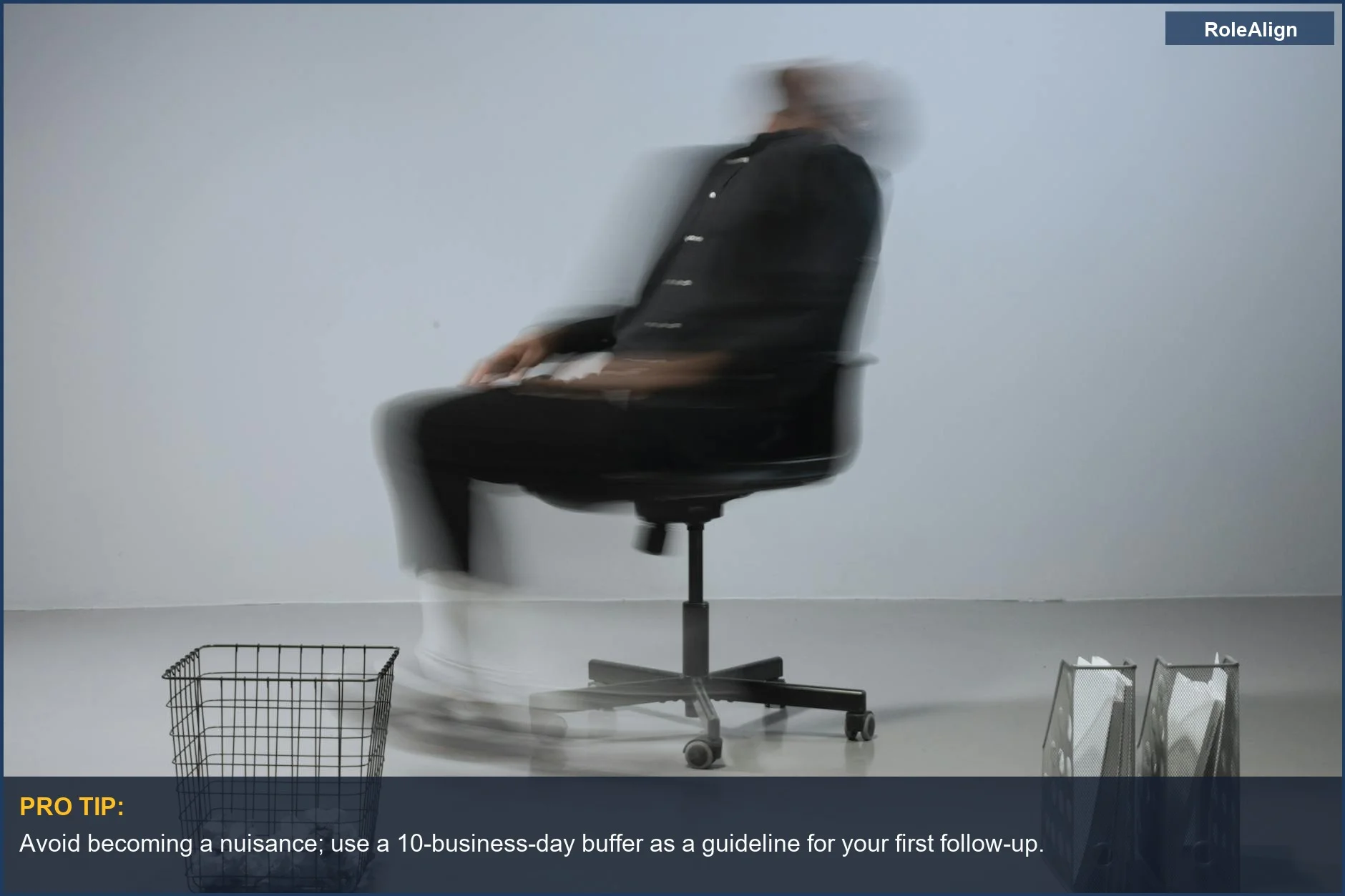 Imagen borrosa de un entorno de oficina moderno y estresante, enfatizando la necesidad de tácticas de seguimiento inteligentes.