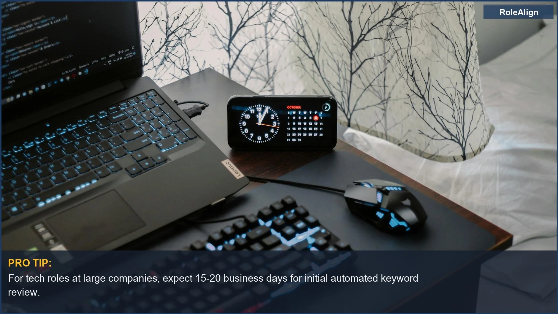 Espacio de trabajo tecnológico moderno con portátil y periféricos de juegos, mostrando un entorno típico para puestos tecnológicos.