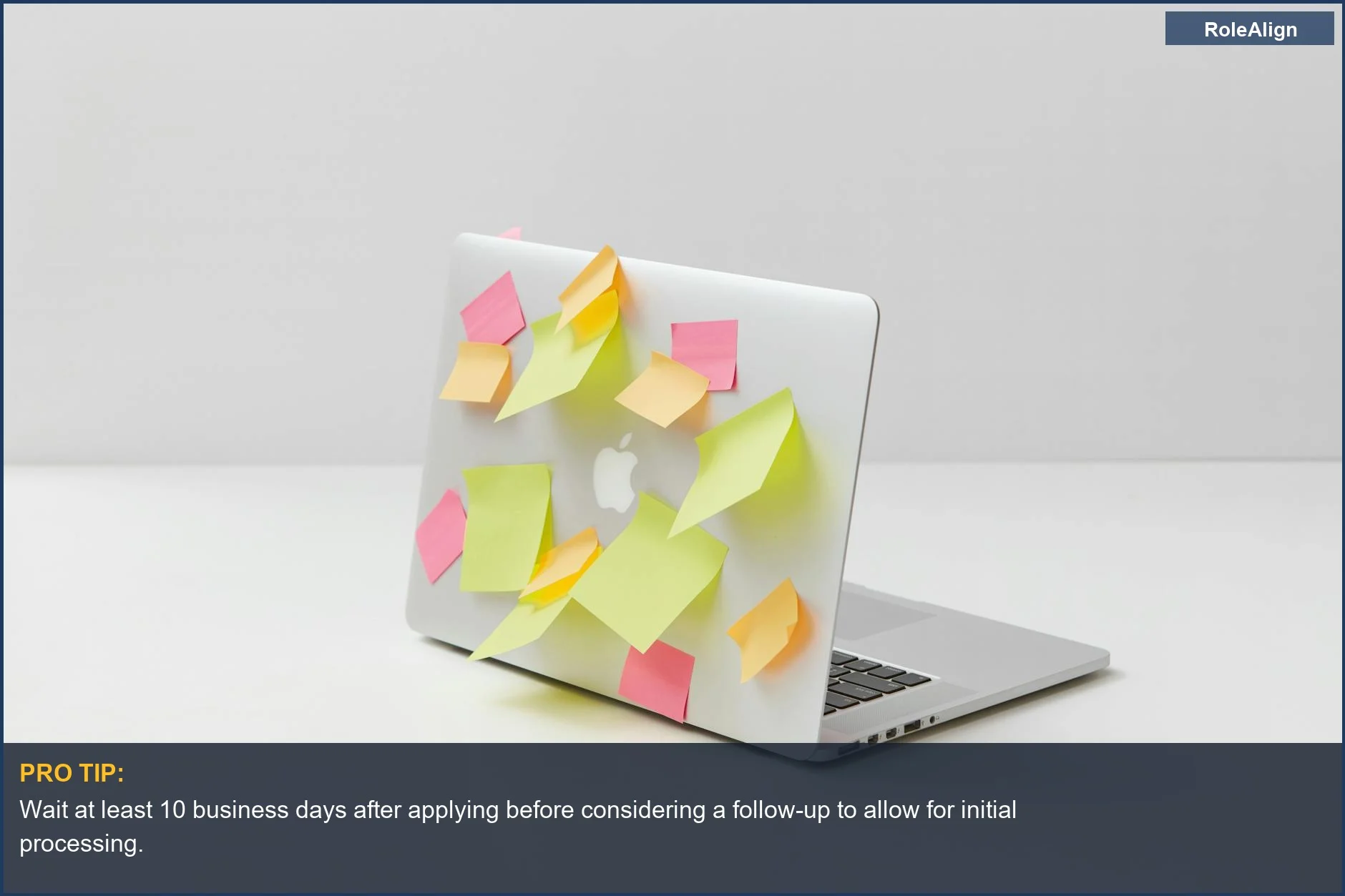 Escritorio organizado con notas adhesivas en un portátil, ilustrando estrategias efectivas de seguimiento de candidaturas.