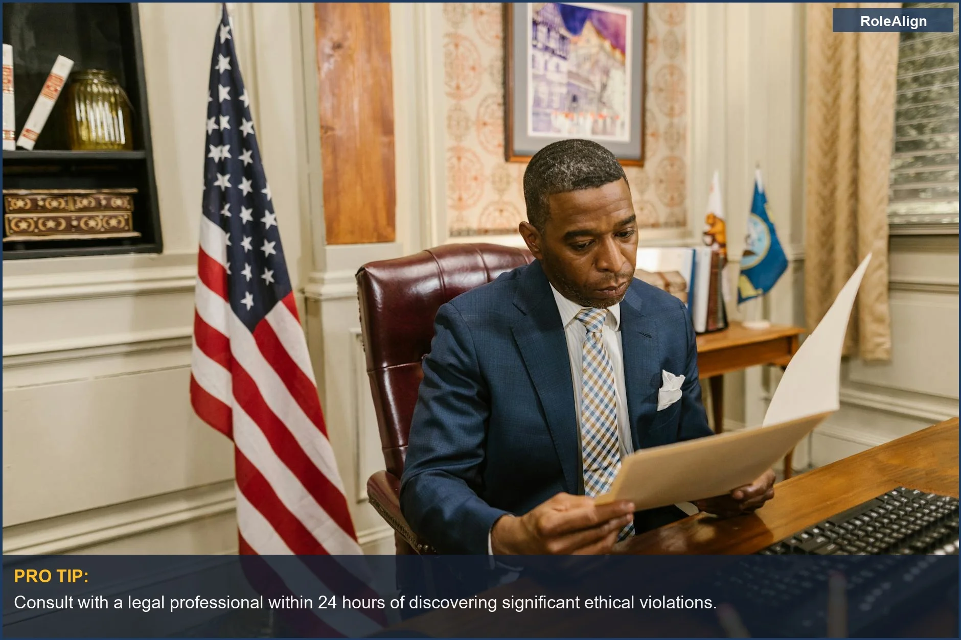 Hombre profesional leyendo atentamente un documento en un bufete de abogados, significando diligencia en las investigaciones éticas.
