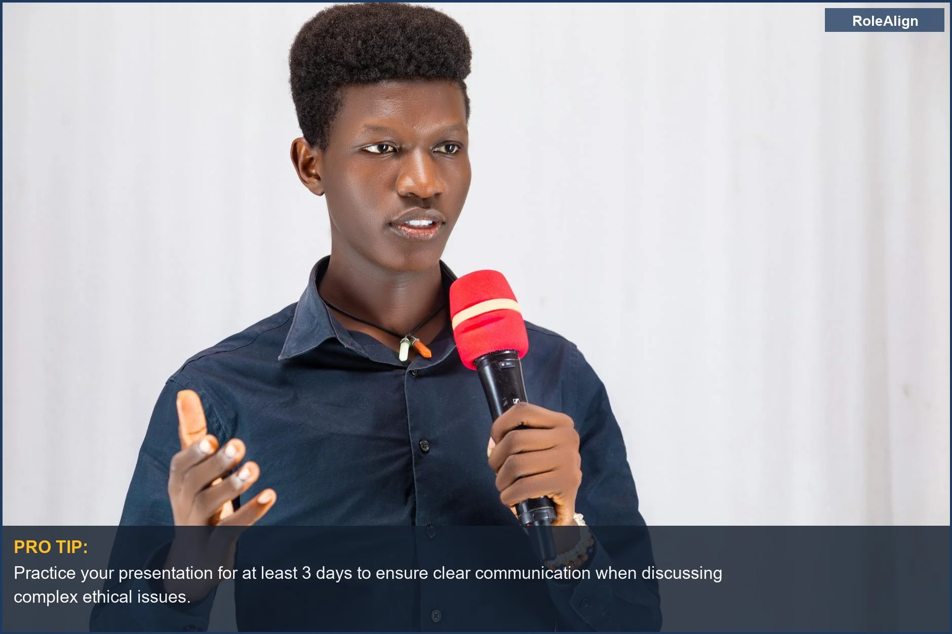 Hombre seguro hablando en un micrófono rojo, simbolizando el acto ético de la denuncia anónima y su importancia.