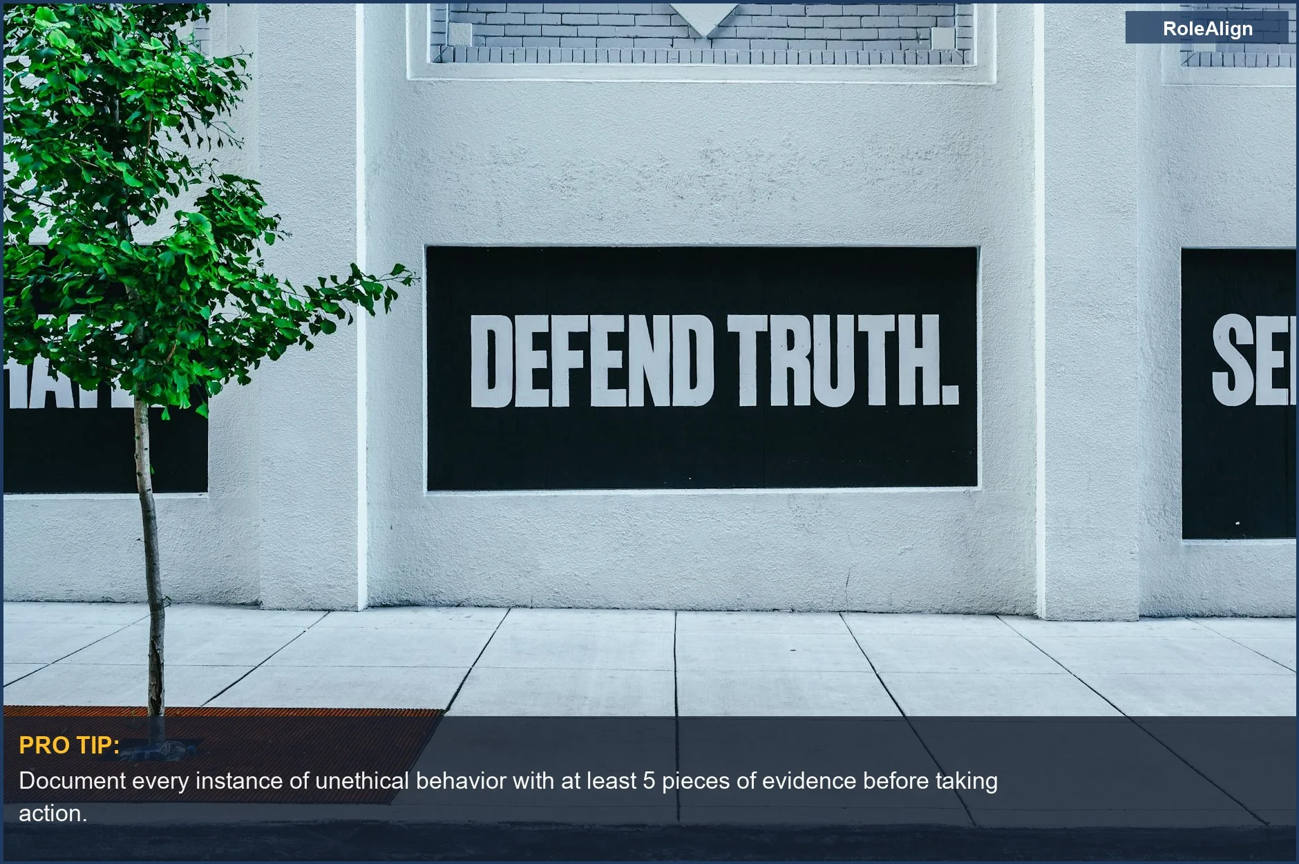 Mensaje de arte callejero 'Defiende la Verdad' en una pared, representando el coraje necesario para la denuncia anónima ética.