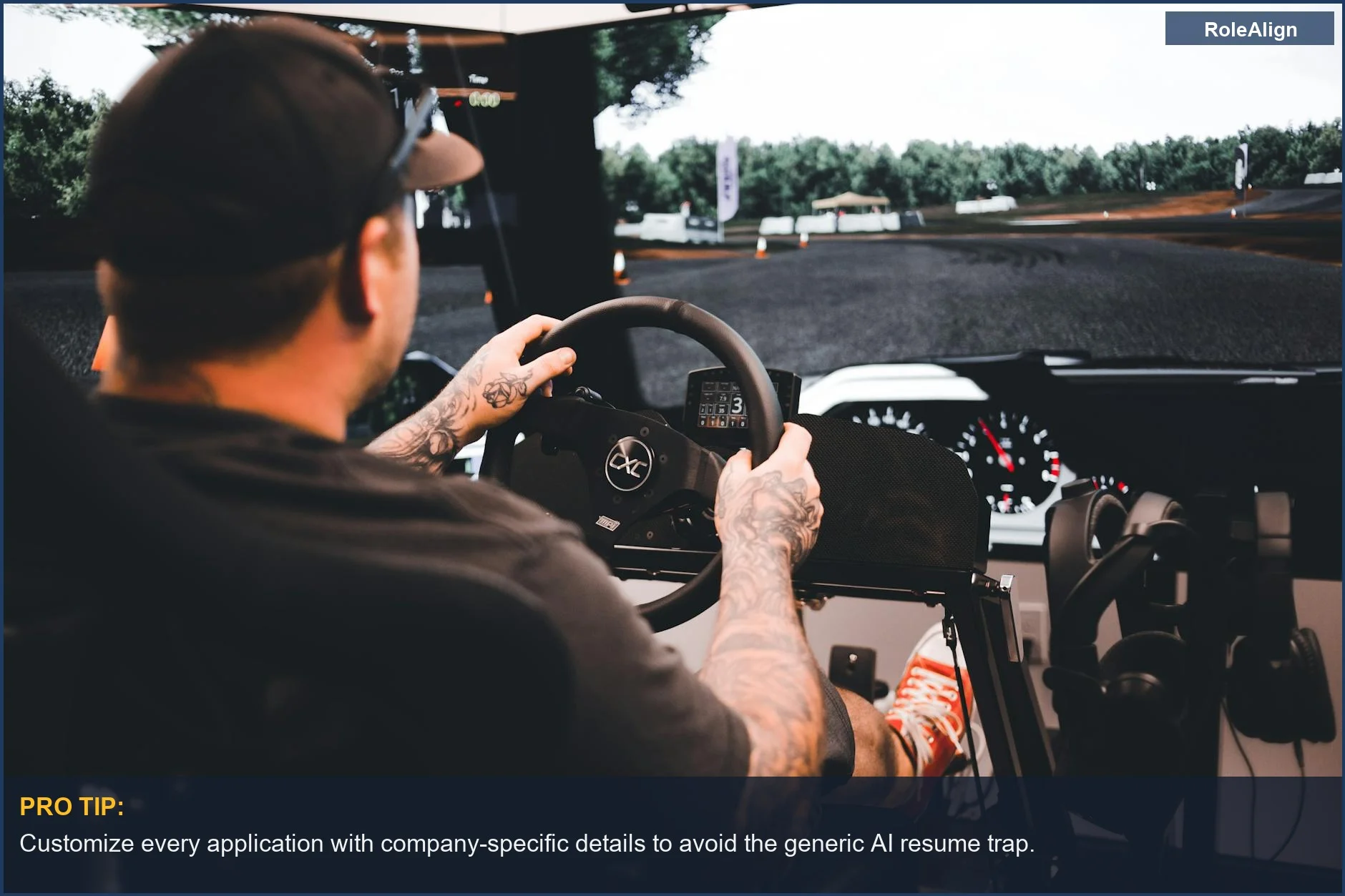 Jugador concentrado en una simulación de conducción, destacando cómo las solicitudes genéricas de IA carecen de alineación específica y son rechazadas.