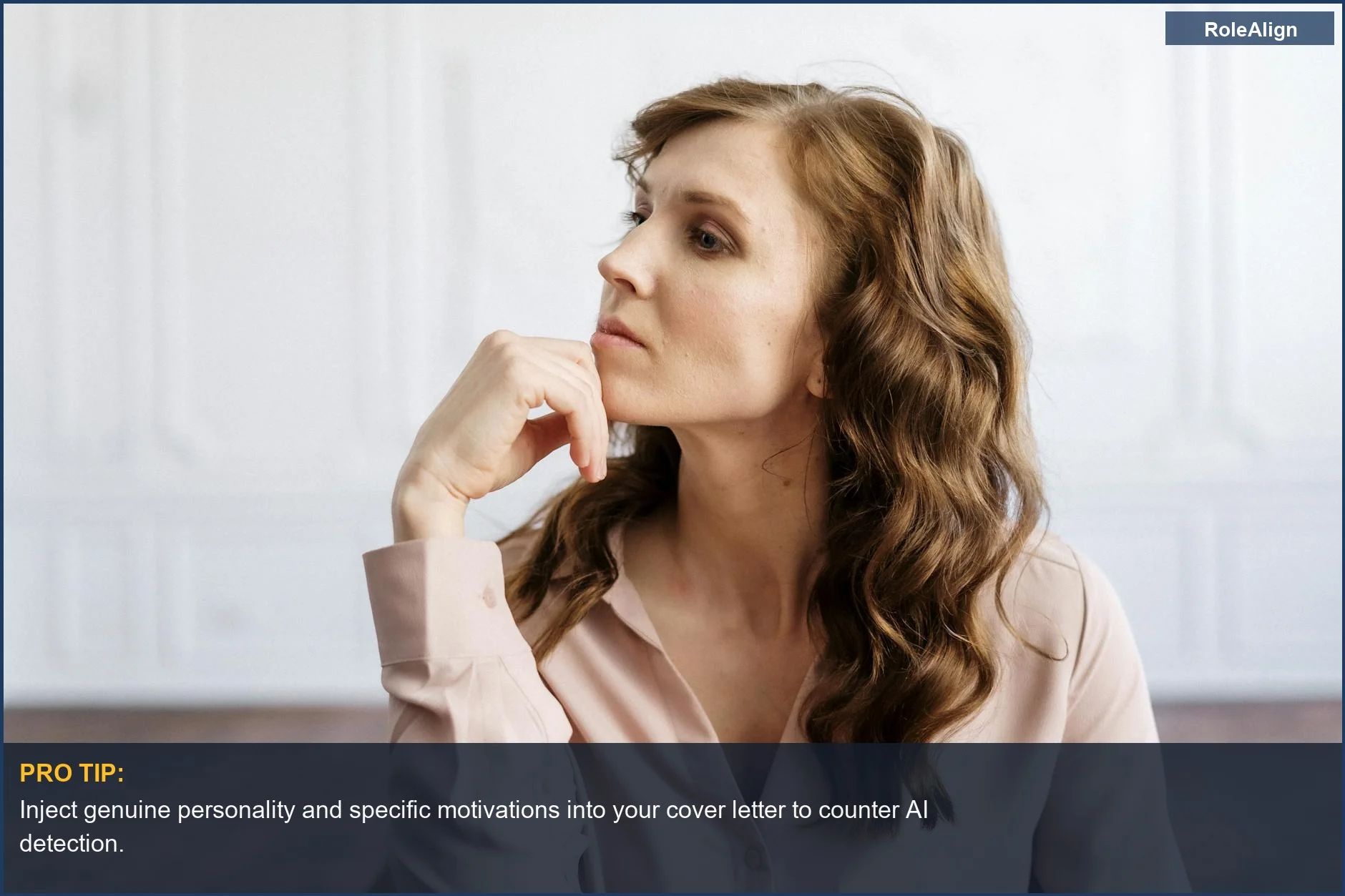 Mujer reflexiva pensando, representando el elemento humano que buscan los reclutadores y que las cartas de presentación generadas por IA a menudo pierden.