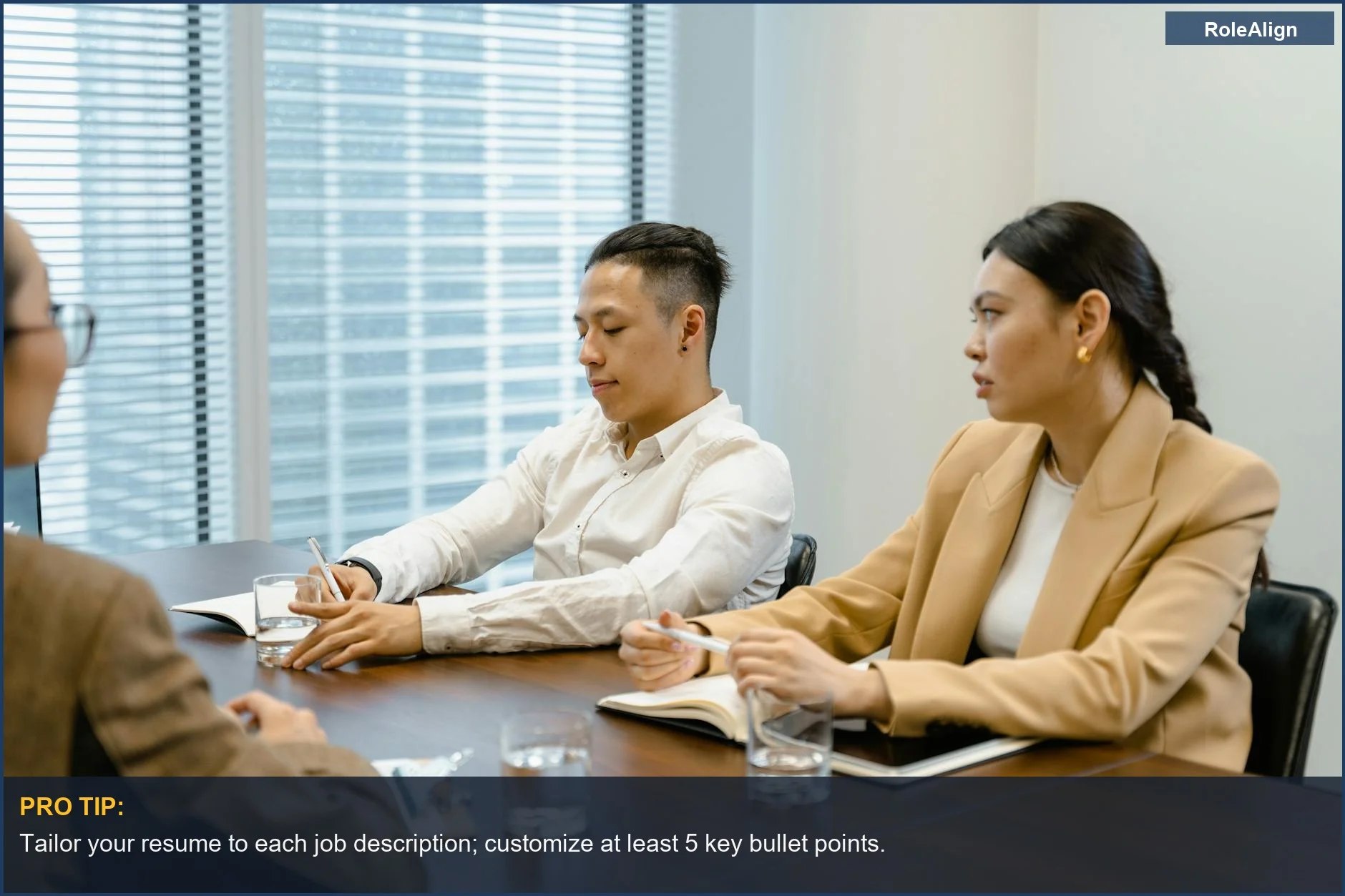Profesionales en una sala de reuniones discuten notas, mostrando el elemento humano que falta en la optimización de currículums con IA.
