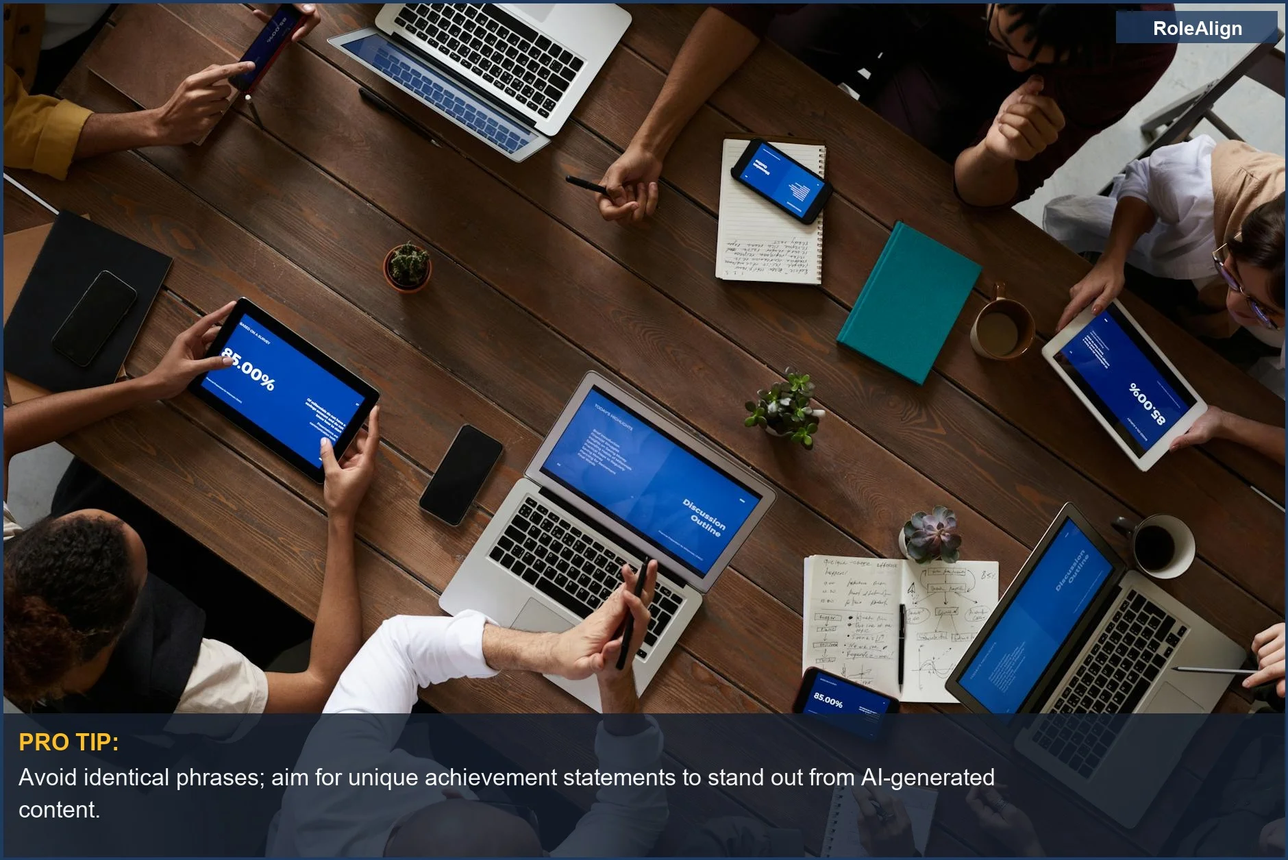 Equipo diverso discute en una mesa, destacando cómo la IA puede llevar a frases de currículum idénticas, un contratiempo común.