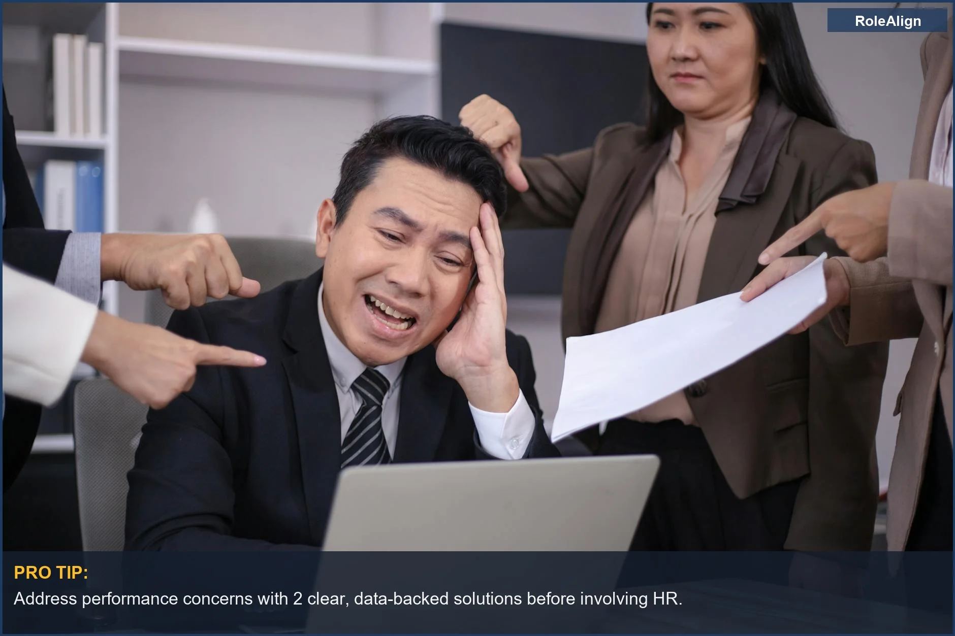 Hombre de negocios estresado enfrentando acusaciones de colegas, ilustrando el papel de RRHH en la protección de la empresa.