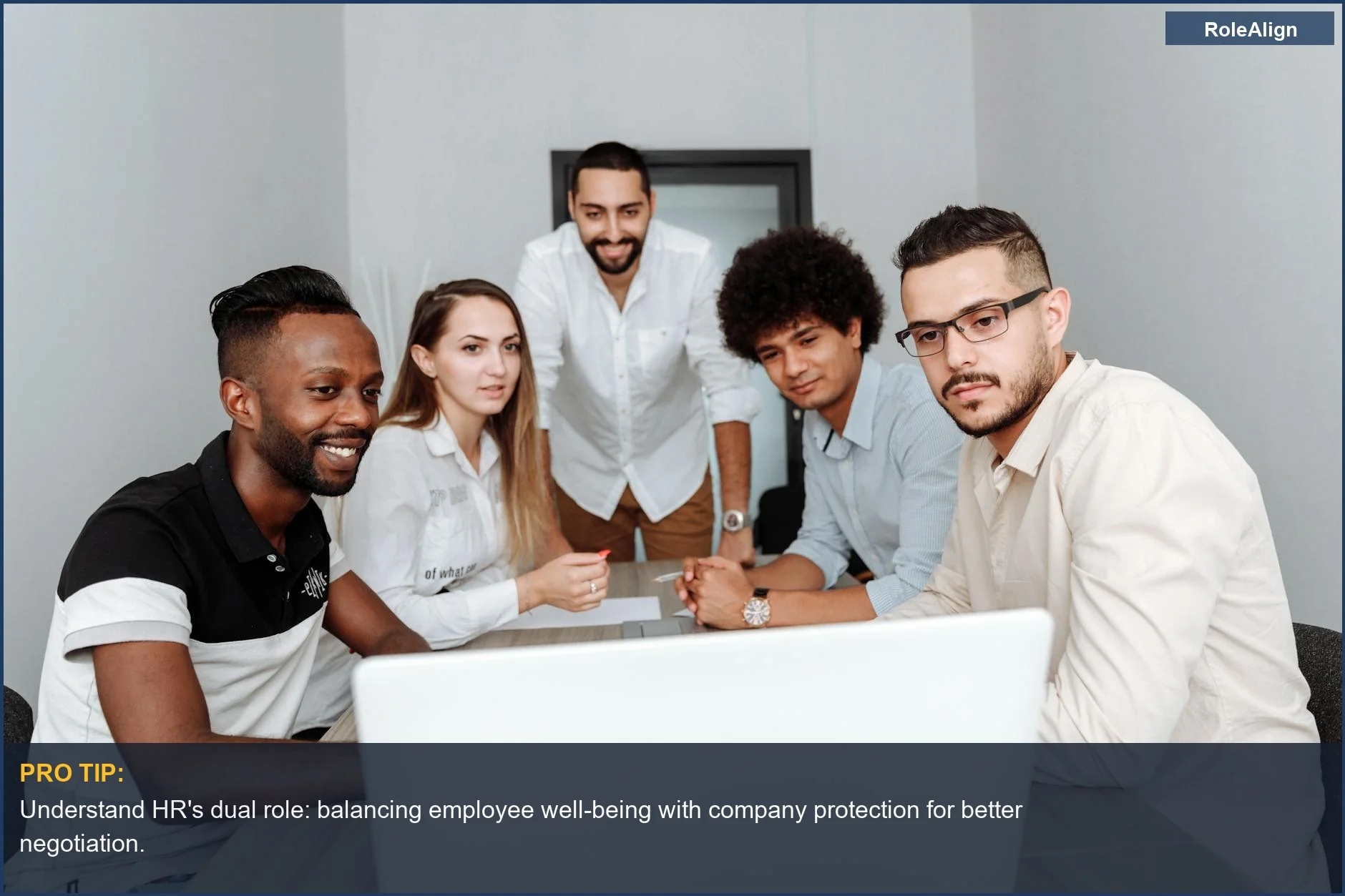 Profesionales diversos colaborando en una reunión de oficina, ilustrando la compleja relación con RRHH.