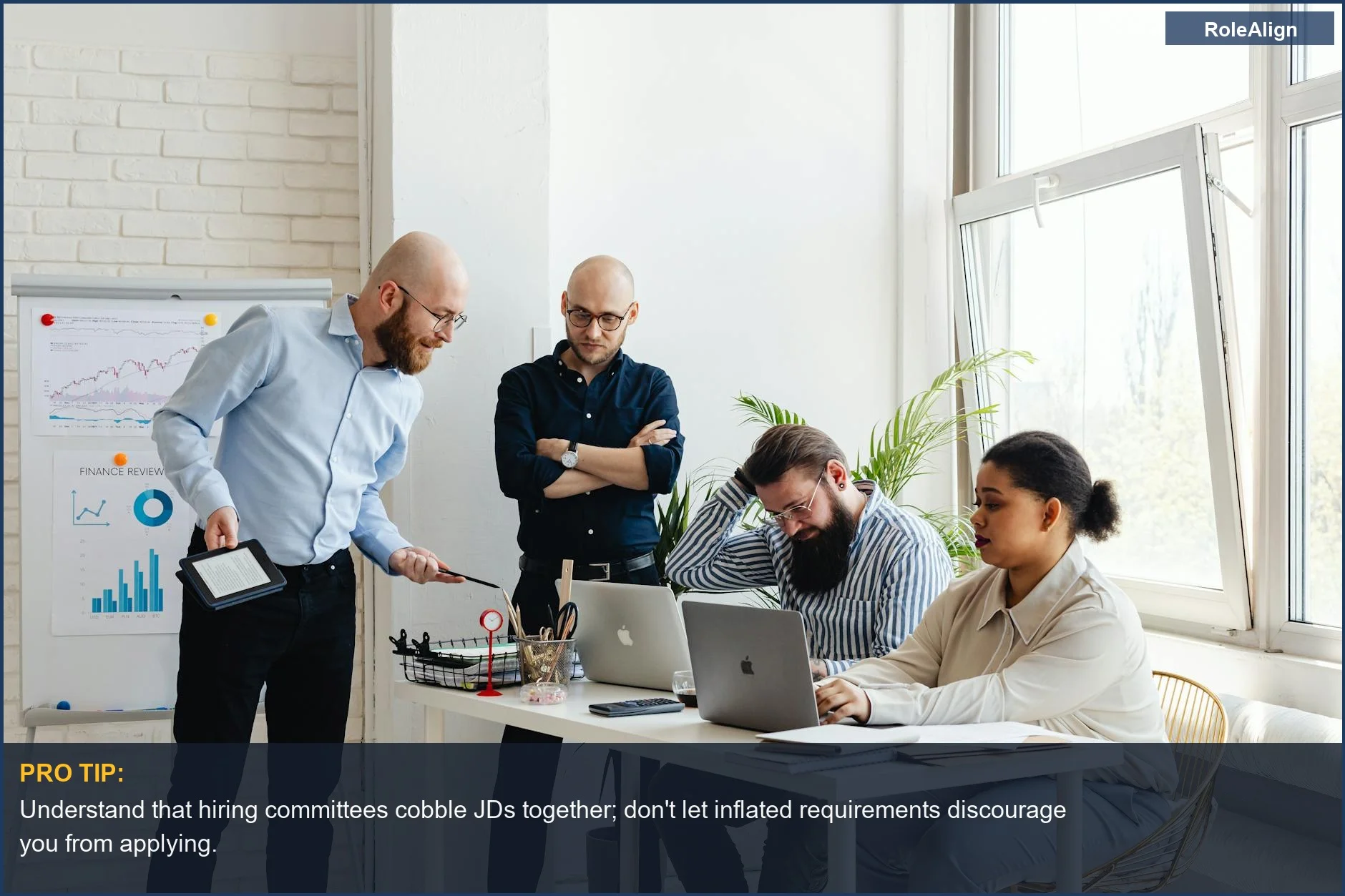 Equipo discutiendo estrategia con portátiles, mostrando cómo las descripciones de puestos pueden ser imprecisas e infladas.