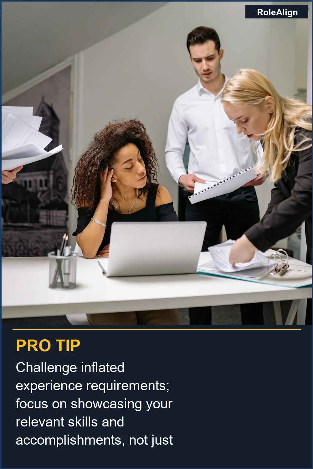 Cuestiona los requisitos de experiencia inflados; enfócate en mostrar tus habilidades y logros relevantes, no solo los años.
