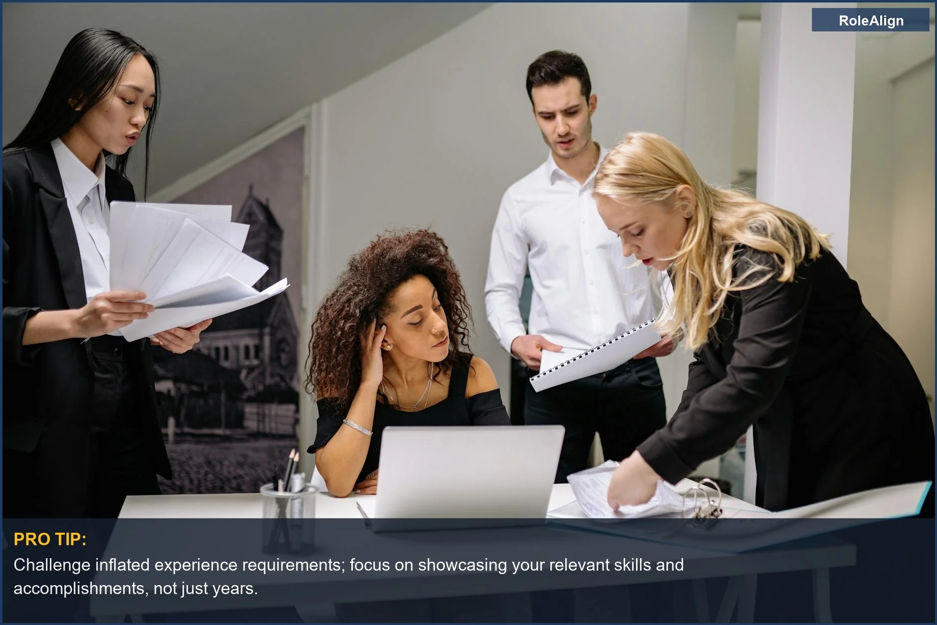 Compañeros de trabajo haciendo brainstorming con papeles, enfatizando los años de experiencia inflados en las ofertas de empleo.