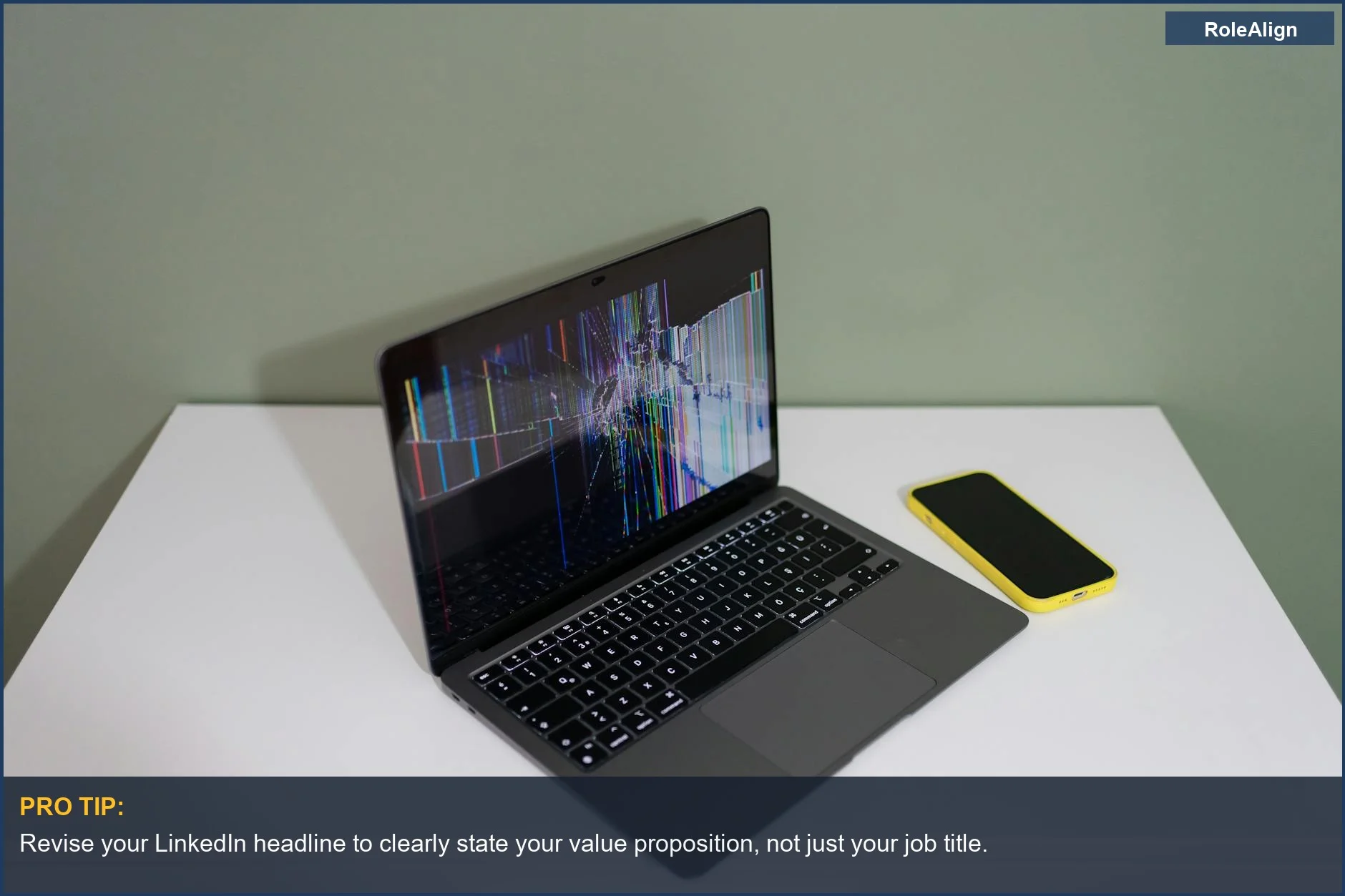 Pantalla de portátil dañada con líneas coloridas y smartphone, simbolizando errores comunes de alcance en LinkedIn y malas primeras impresiones.