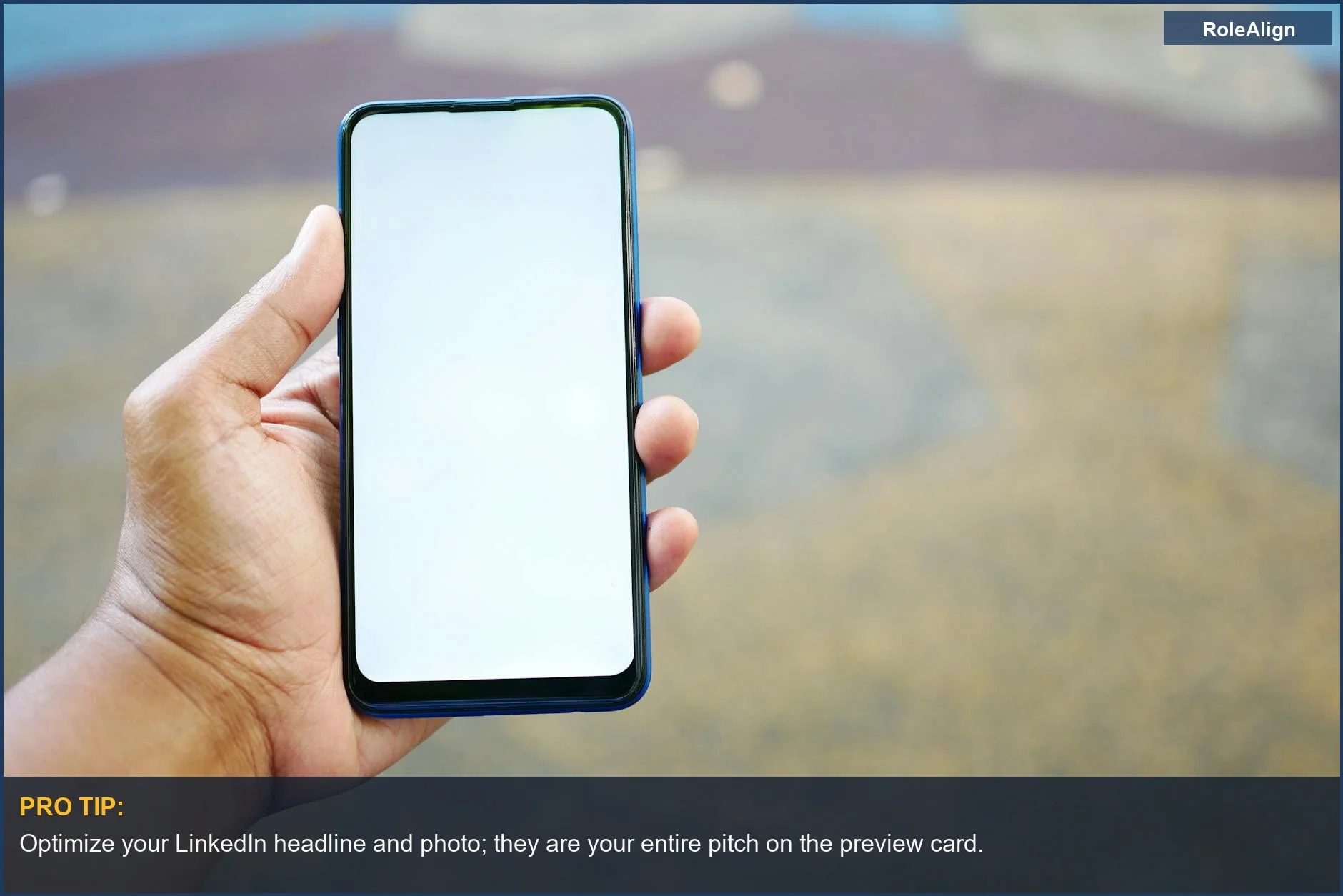 Mano sosteniendo un smartphone con pantalla en blanco al aire libre, representando la tarjeta de vista previa crucial en la estrategia de networking de LinkedIn.