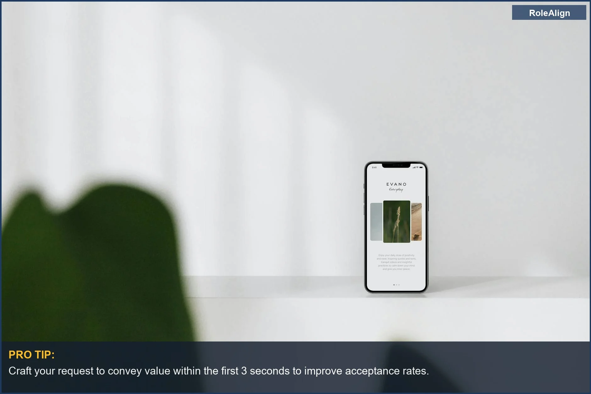 Smartphone moderno sobre superficie blanca, ilustrando la importancia de una solicitud de conexión clara en LinkedIn.