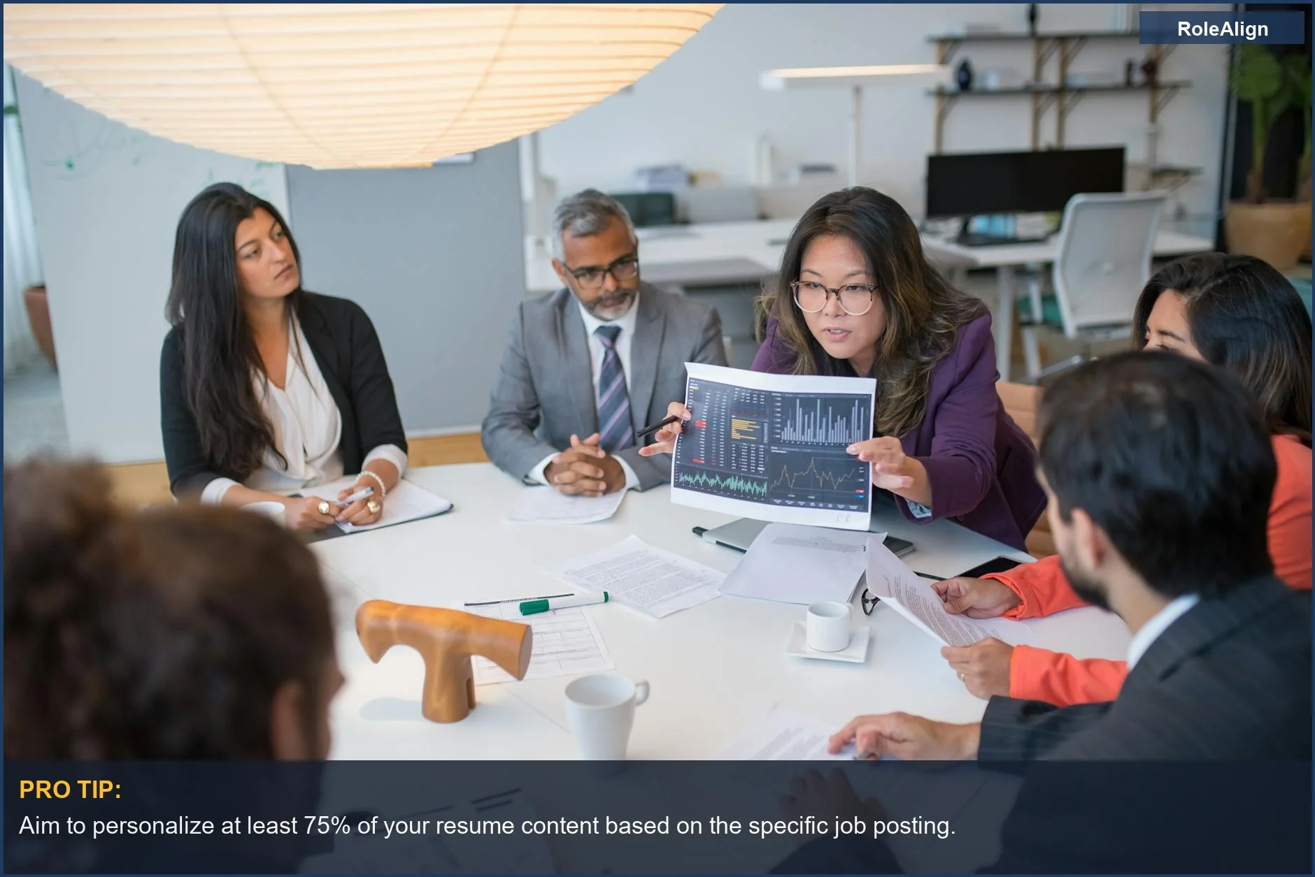 Equipo multicultural discute análisis, ilustrando el impacto de las aplicaciones personalizadas frente a las presentaciones genéricas en la era de la IA.