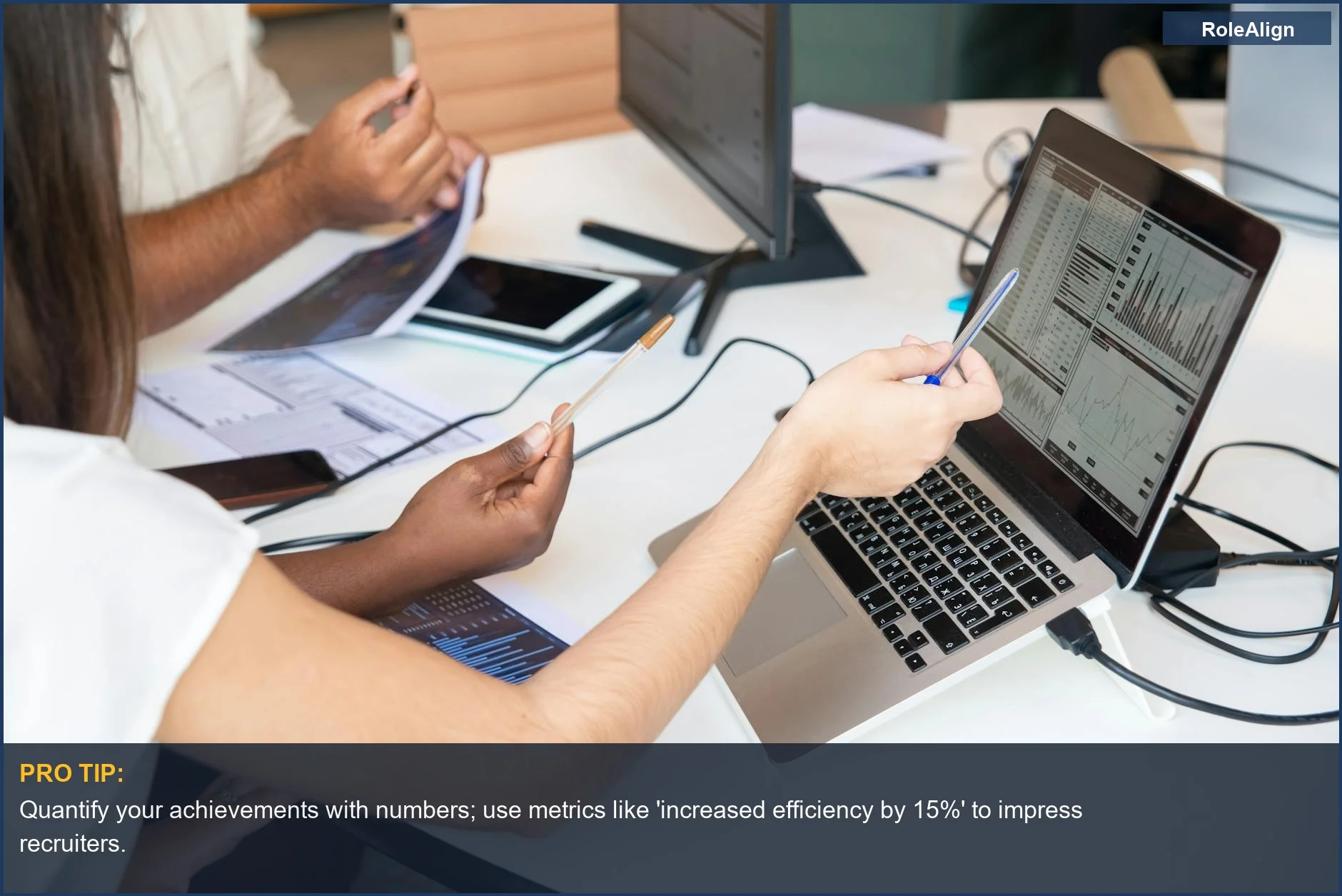 Profesionales colaborando en gráficos de datos, destacando la importancia de las estrategias de aplicación personalizadas en el mercado laboral de IA.